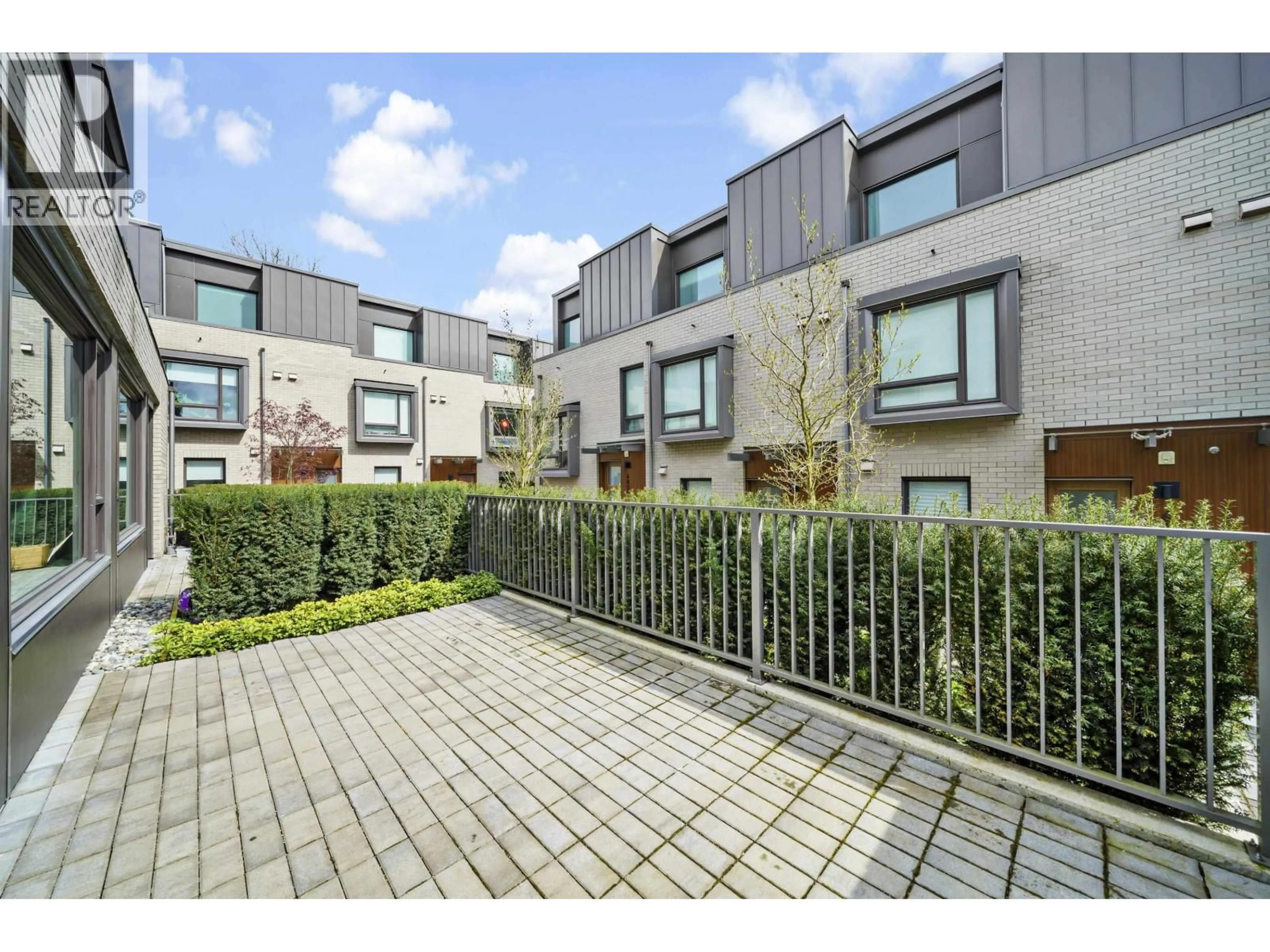 A pic from outside/outdoor area/front of a property/back of a property/a pic from drone, street for 6816 OAK STREET, Vancouver British Columbia V6P0K7