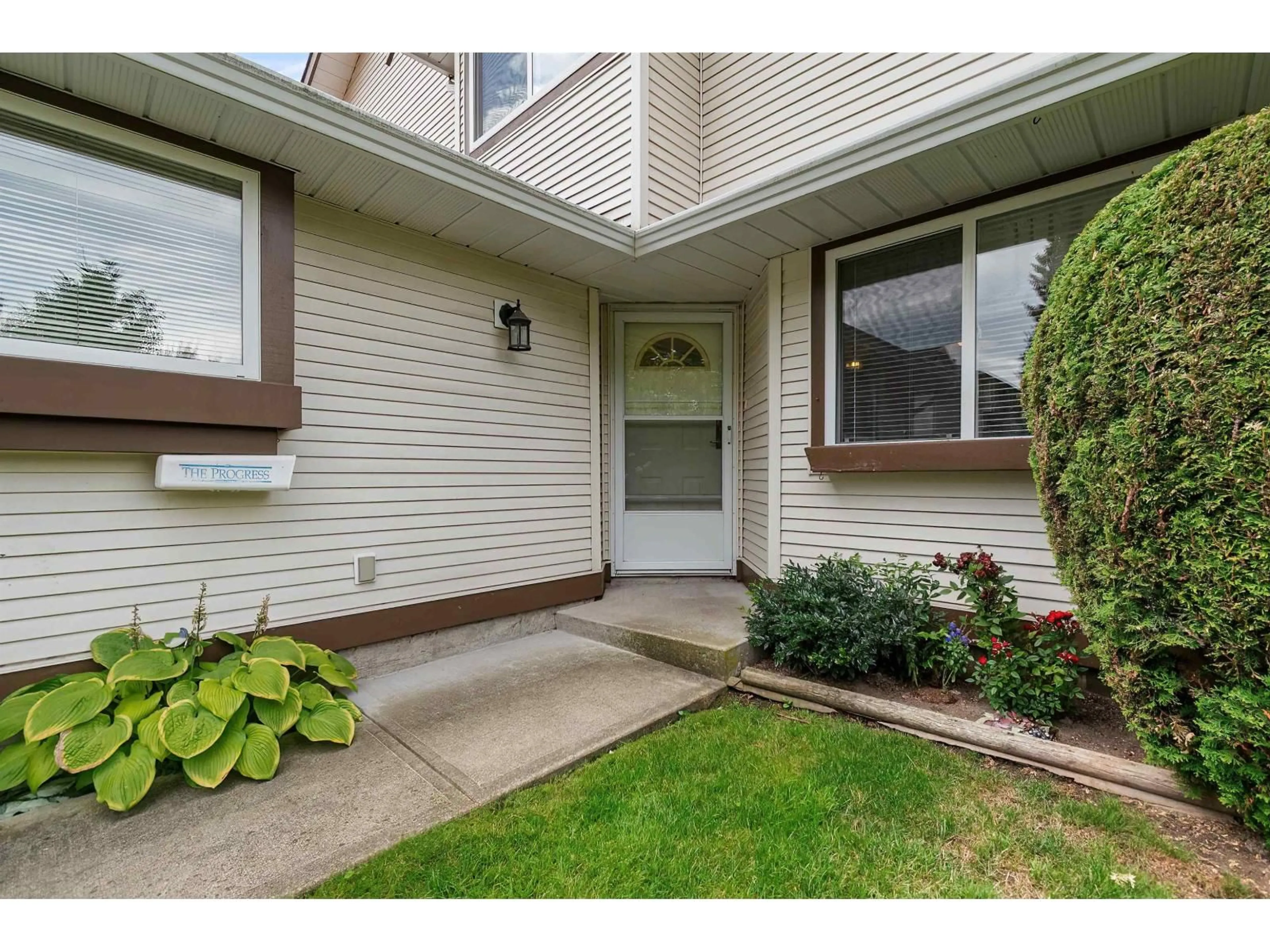 Indoor entryway for 8 - 46349 CESSNA DRIVE, Chilliwack British Columbia V2P1A7