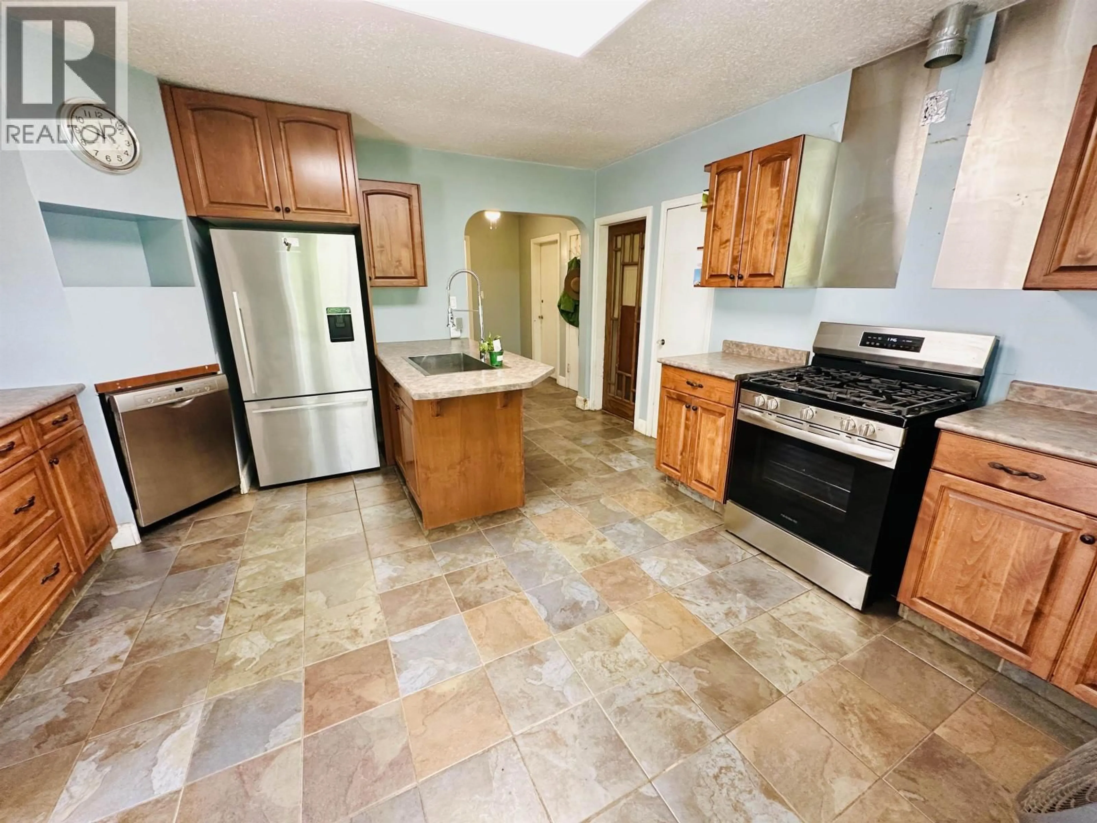 Standard kitchen, ceramic/tile floor for 1305 THOMAS AVENUE, Coquitlam British Columbia V3K2L4