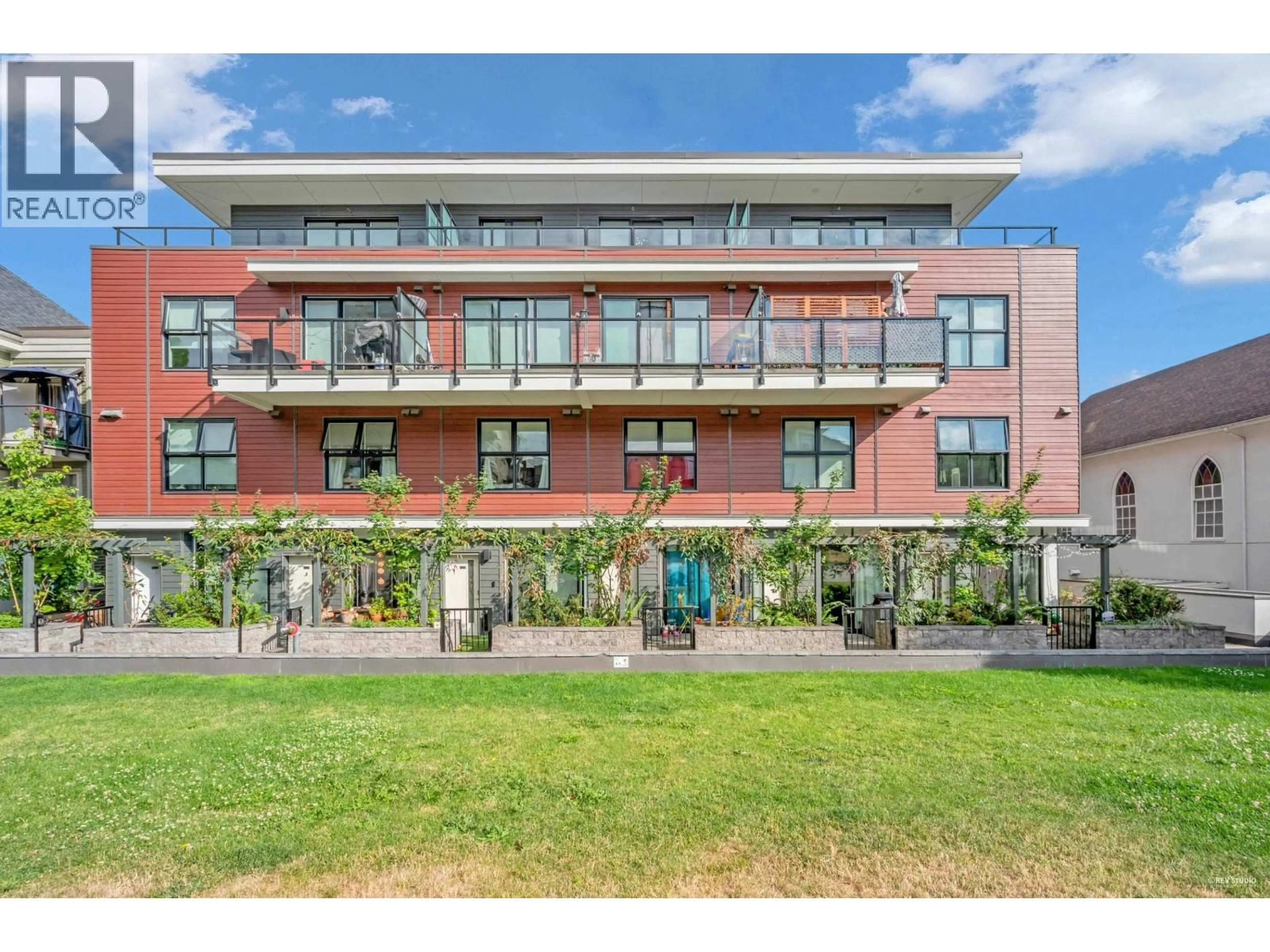 A pic from outside/outdoor area/front of a property/back of a property/a pic from drone, building for 302 - 218 CARNARVON STREET, New Westminster British Columbia V3L1B8