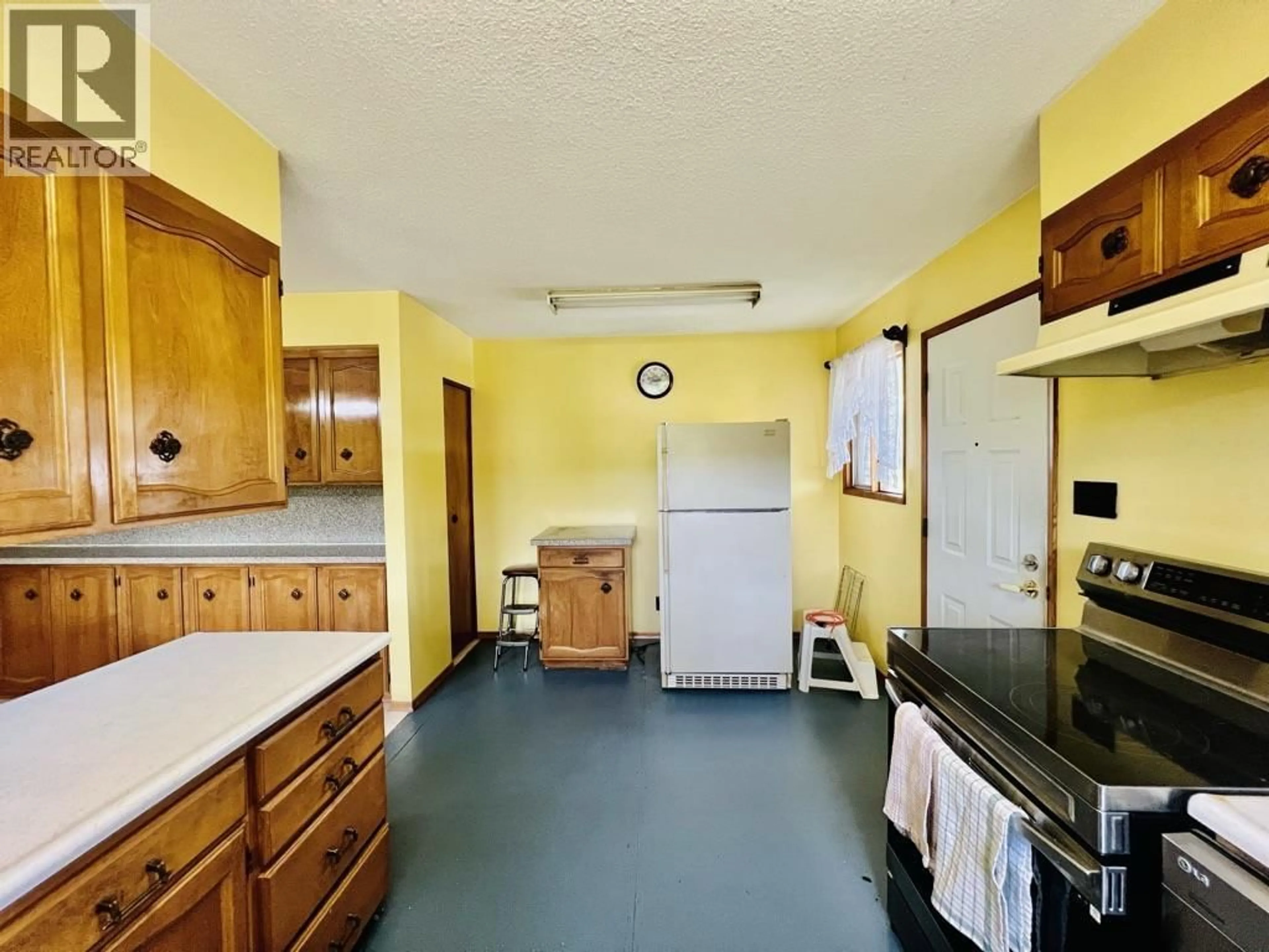 Standard kitchen, ceramic/tile floor for 9357 16 HIGHWAY, Telkwa British Columbia V0J2X0