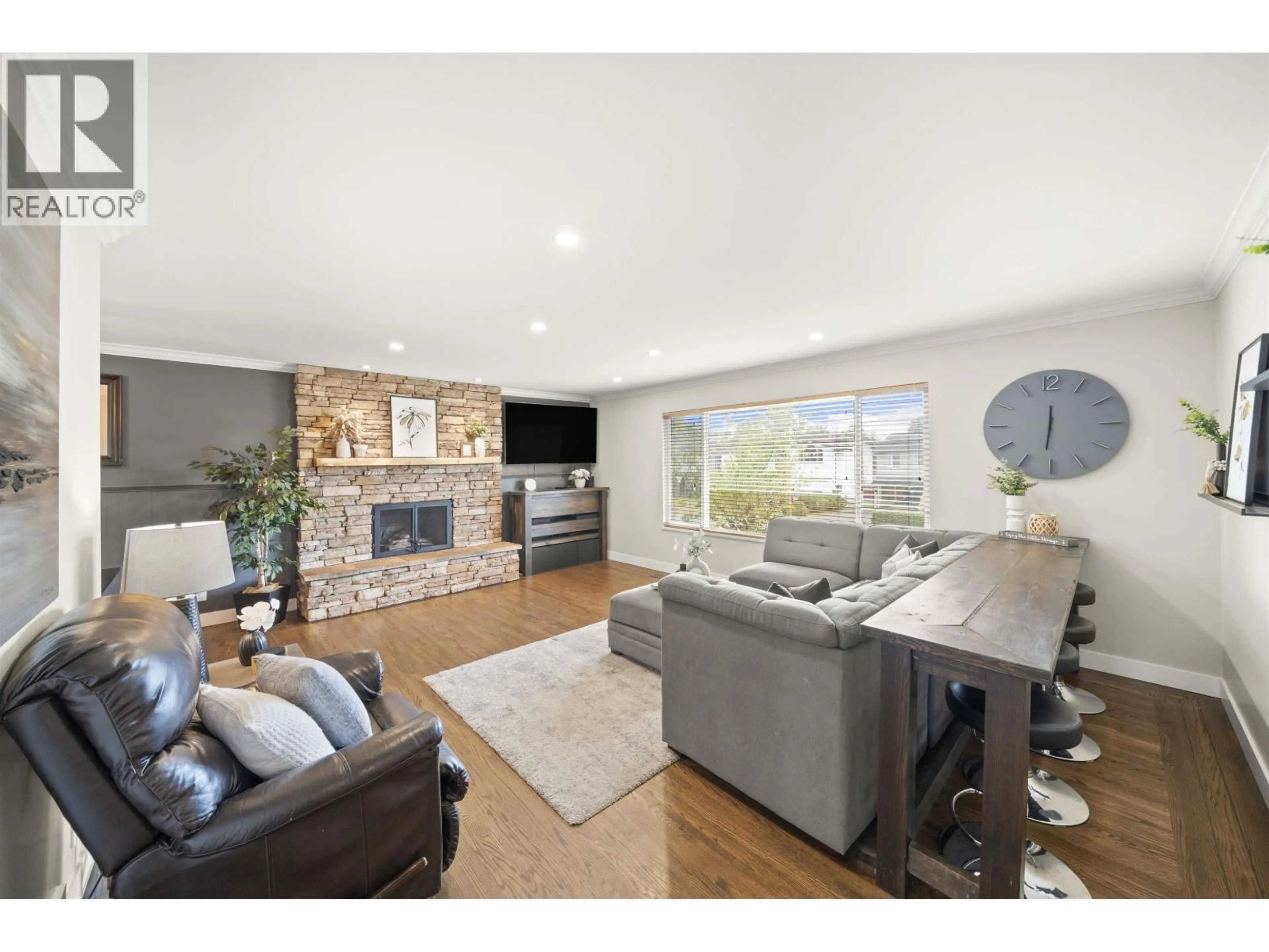 Living room with furniture, wood/laminate floor for 5521 MAPLE CRESCENT, Delta British Columbia V4K1G3