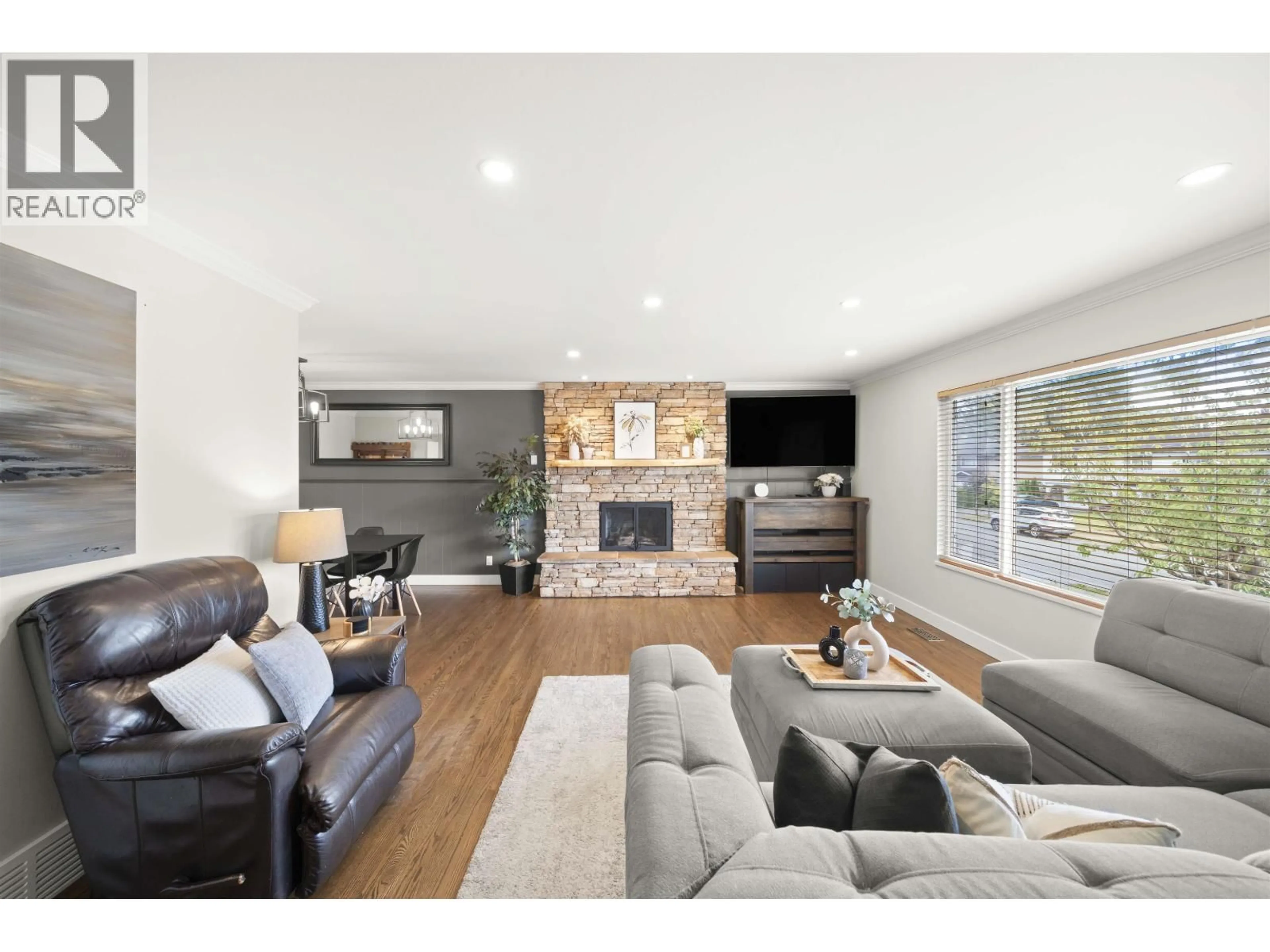 Living room with furniture, wood/laminate floor for 5521 MAPLE CRESCENT, Delta British Columbia V4K1G3