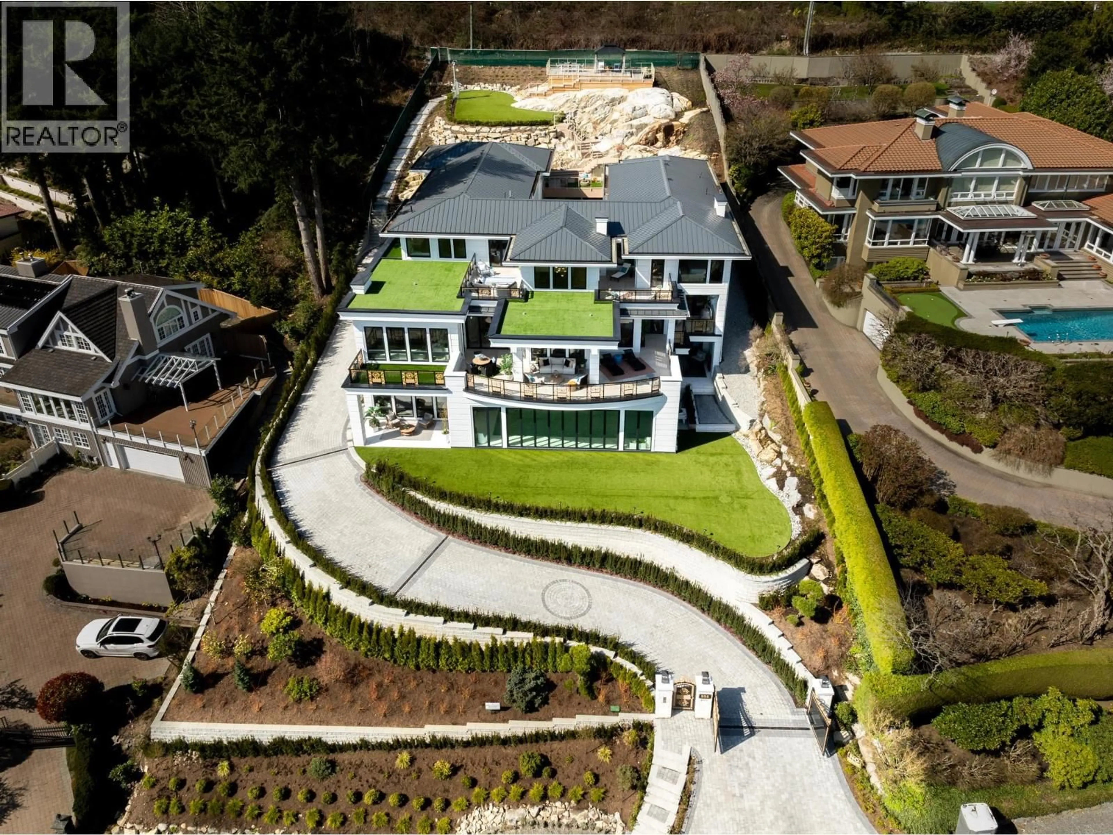 A pic from outside/outdoor area/front of a property/back of a property/a pic from drone, street for 835 FARMLEIGH ROAD, West Vancouver British Columbia V7S1Z8