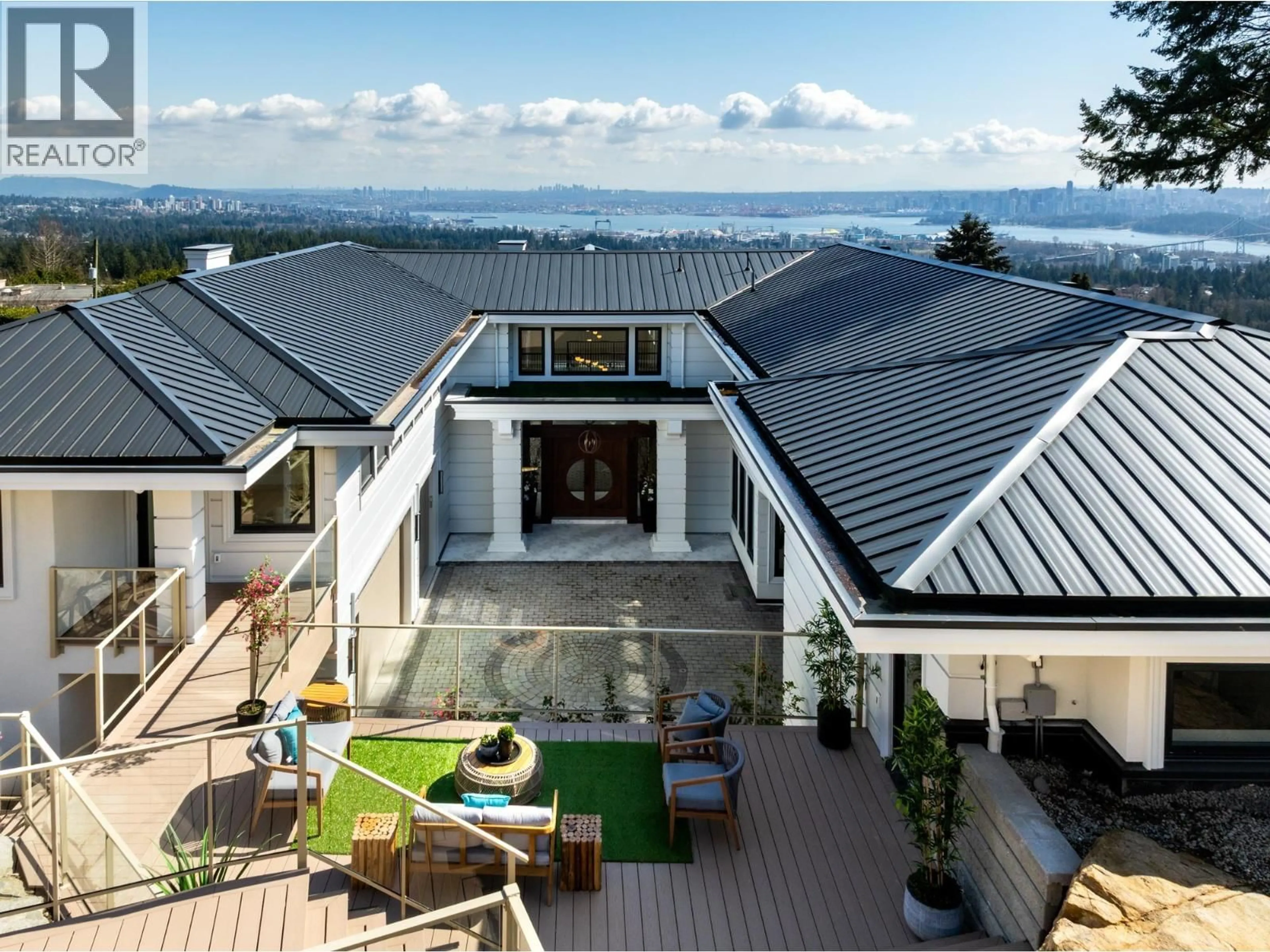 Home with vinyl exterior material, mountain view for 835 FARMLEIGH ROAD, West Vancouver British Columbia V7S1Z8
