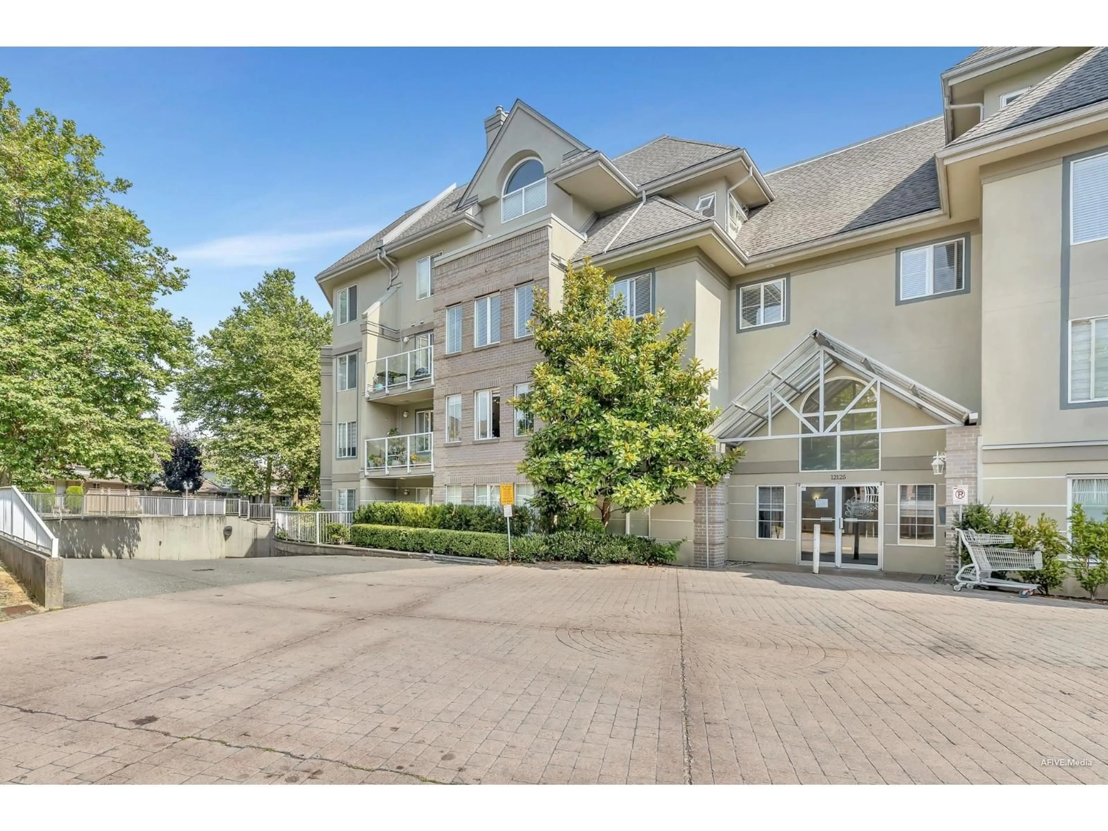 Indoor foyer for 202 - 12125 75A, Surrey British Columbia V3W1B9