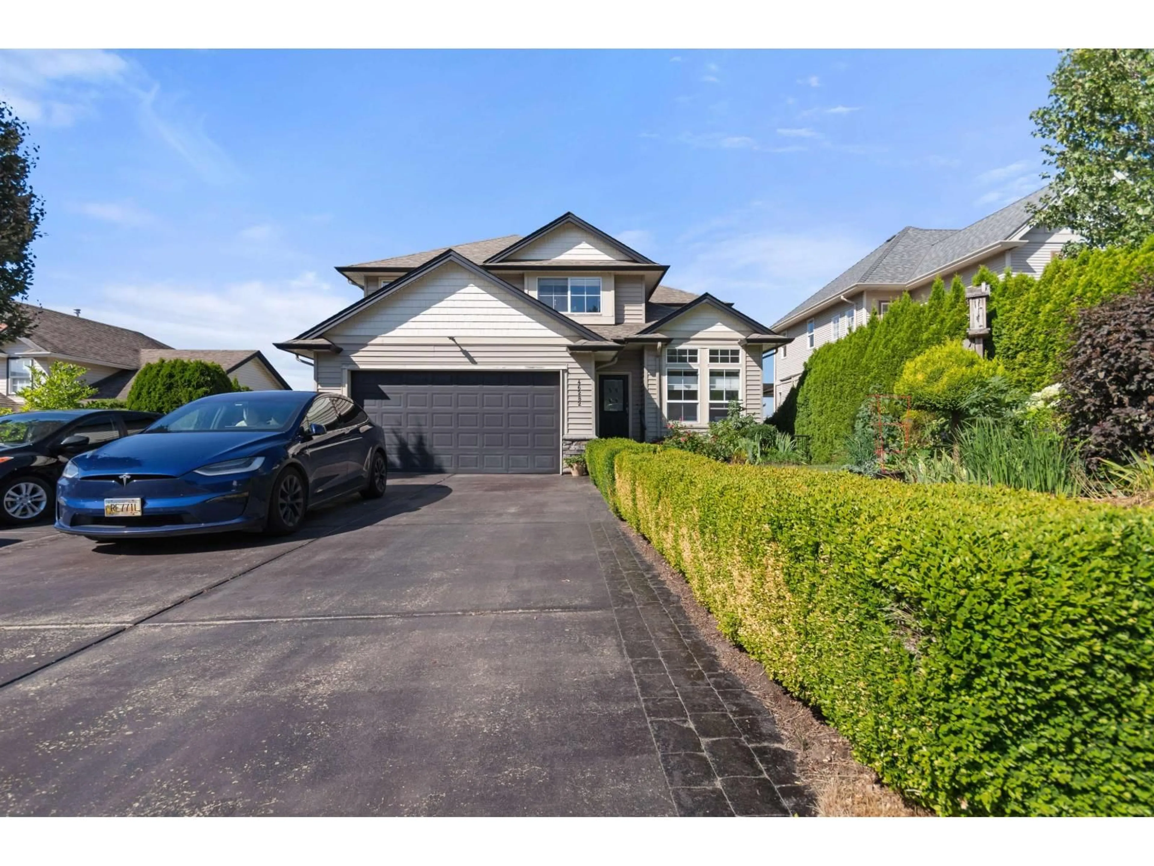 A pic from outside/outdoor area/front of a property/back of a property/a pic from drone, street for 46282 VALLEYVIEW ROAD, Chilliwack British Columbia V2R5P7