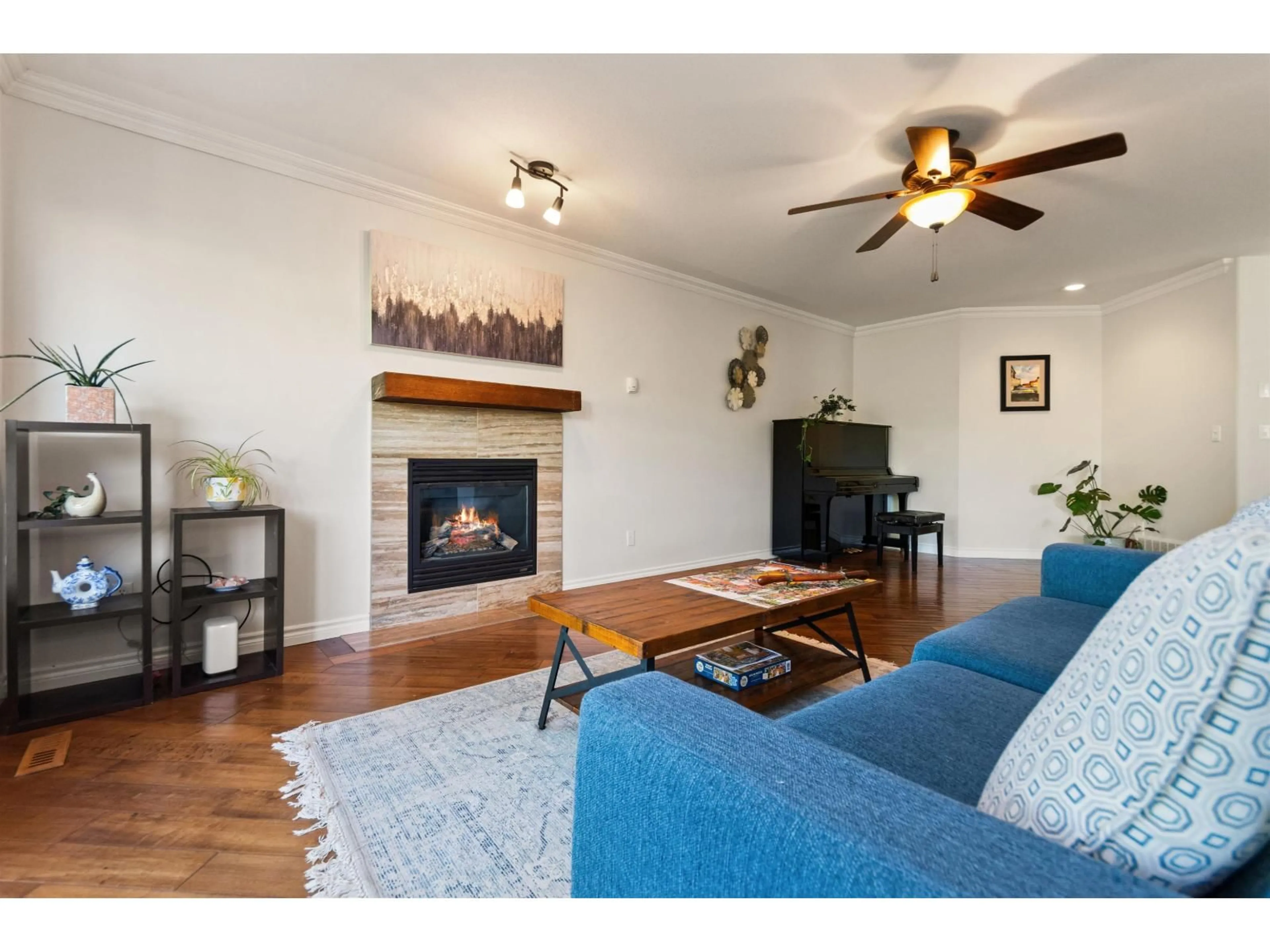 Living room with furniture, wood/laminate floor for 46282 VALLEYVIEW ROAD, Chilliwack British Columbia V2R5P7