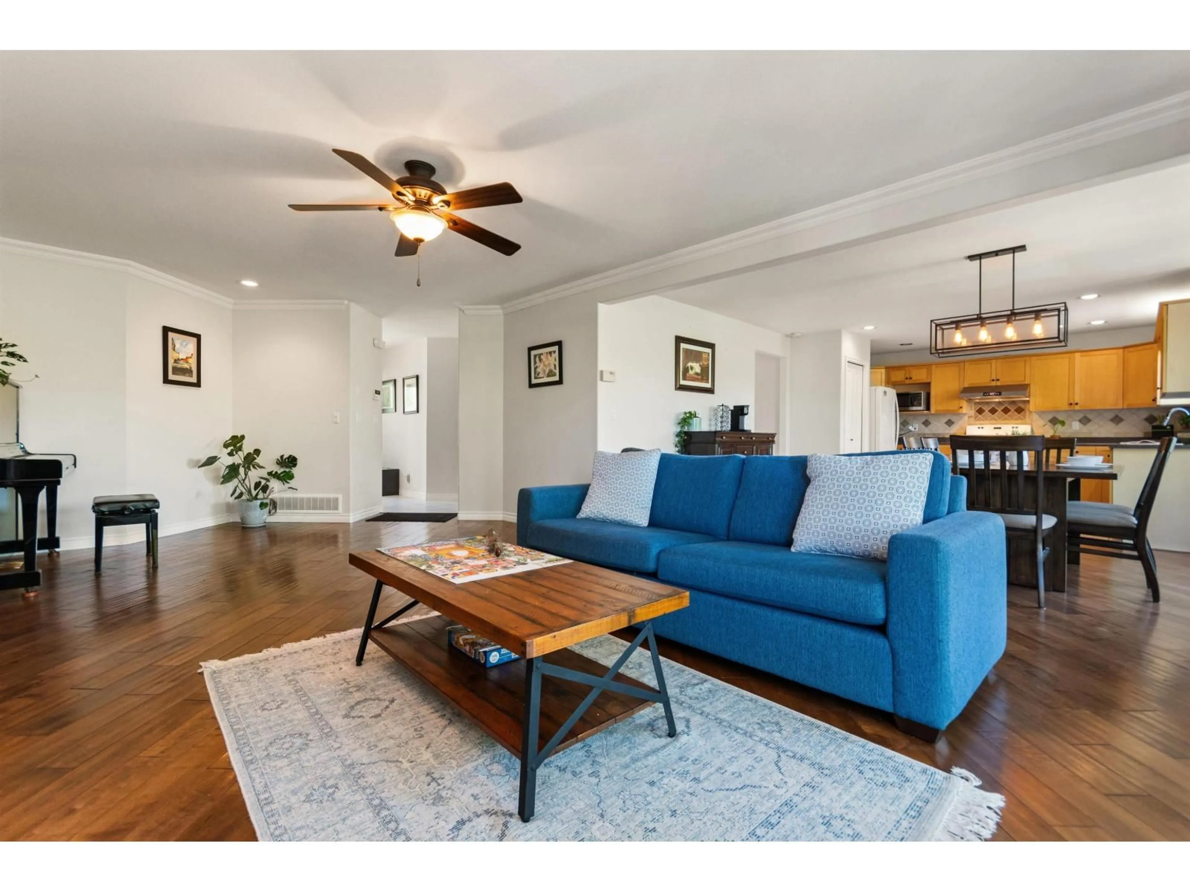 Living room with furniture, wood/laminate floor for 46282 VALLEYVIEW ROAD, Chilliwack British Columbia V2R5P7