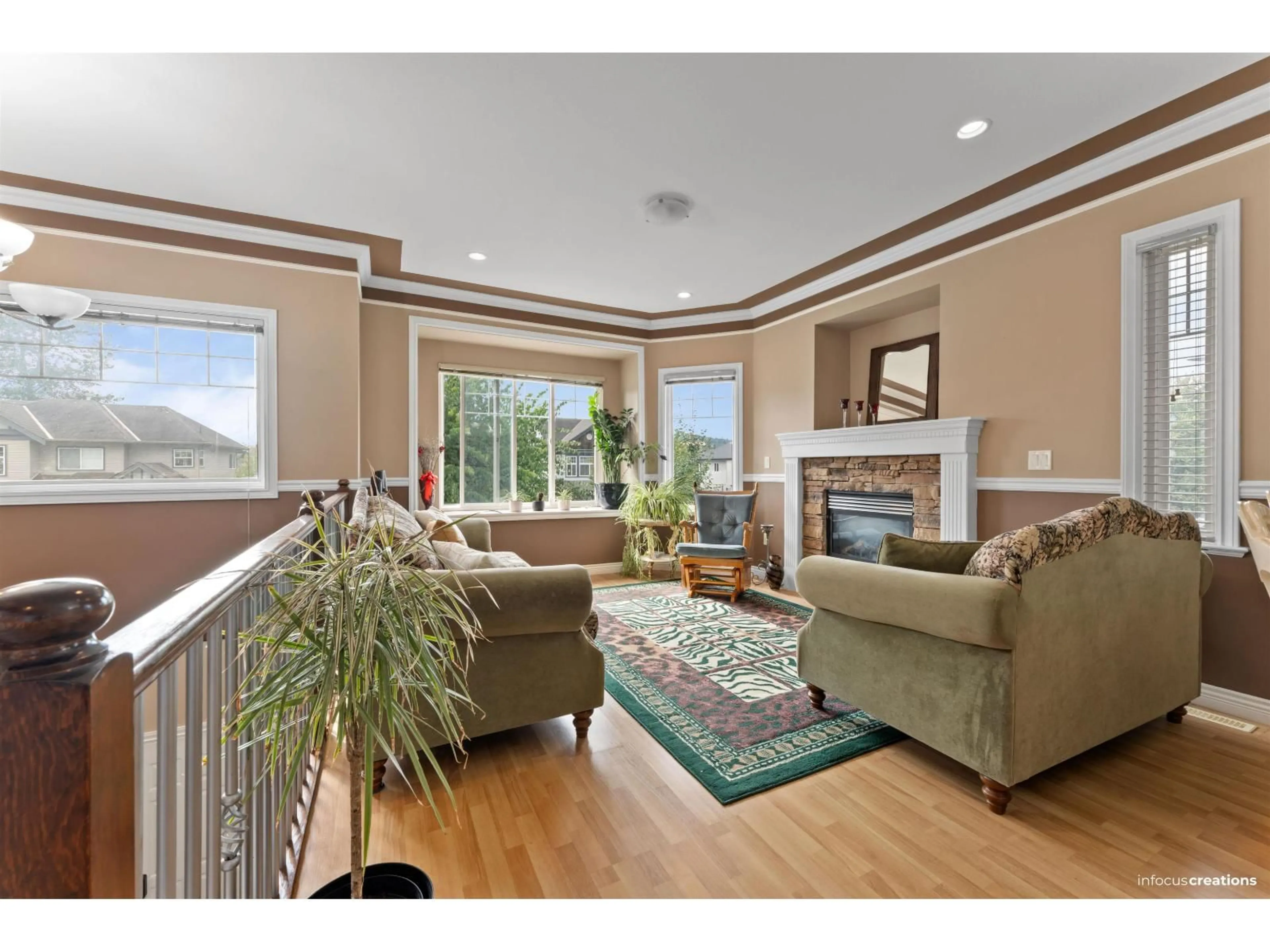 Living room with furniture, wood/laminate floor for 32652 LIGHTBODY, Mission British Columbia V4S1M2