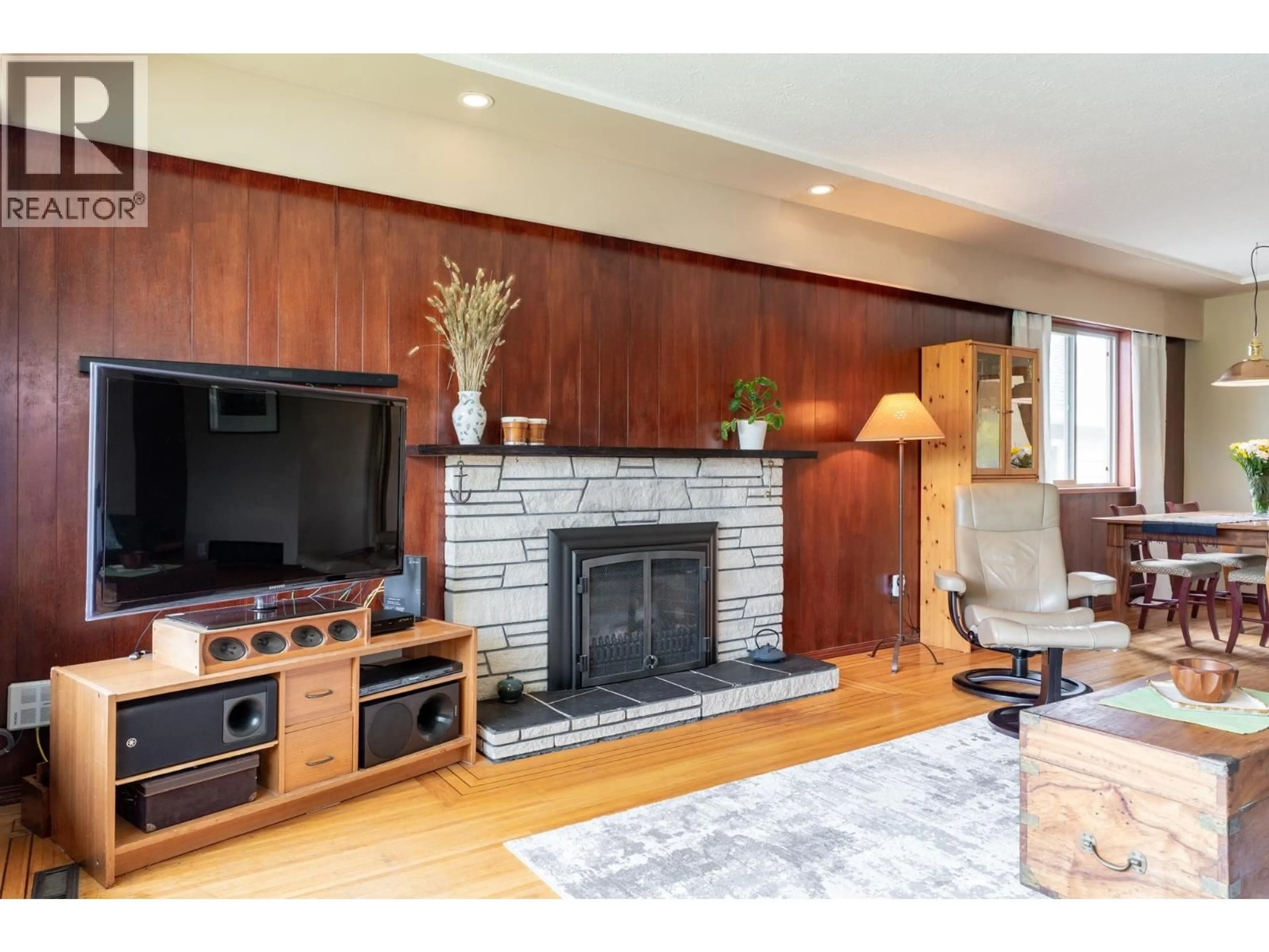 Living room with furniture, wood/laminate floor for 4362 CAMBRIDGE STREET, Burnaby British Columbia V5C1H4