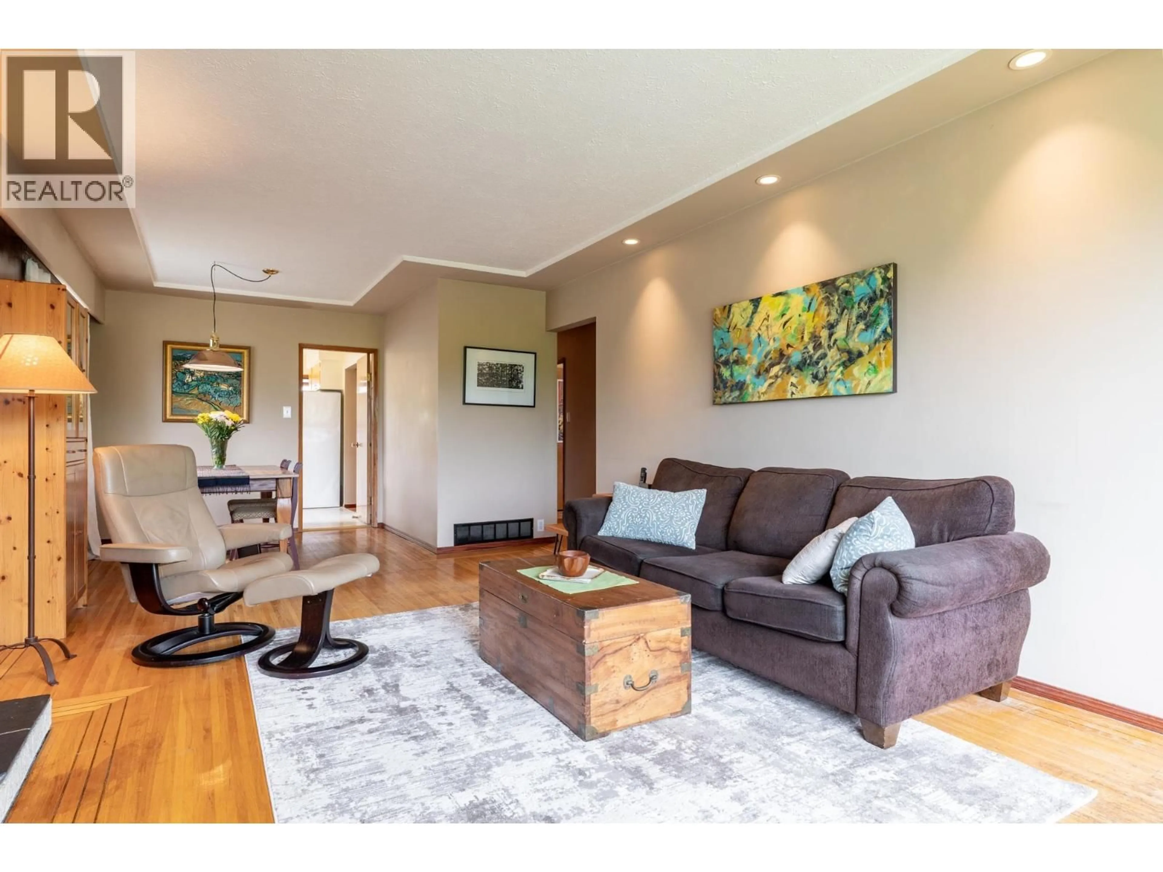 Living room with furniture, wood/laminate floor for 4362 CAMBRIDGE STREET, Burnaby British Columbia V5C1H4