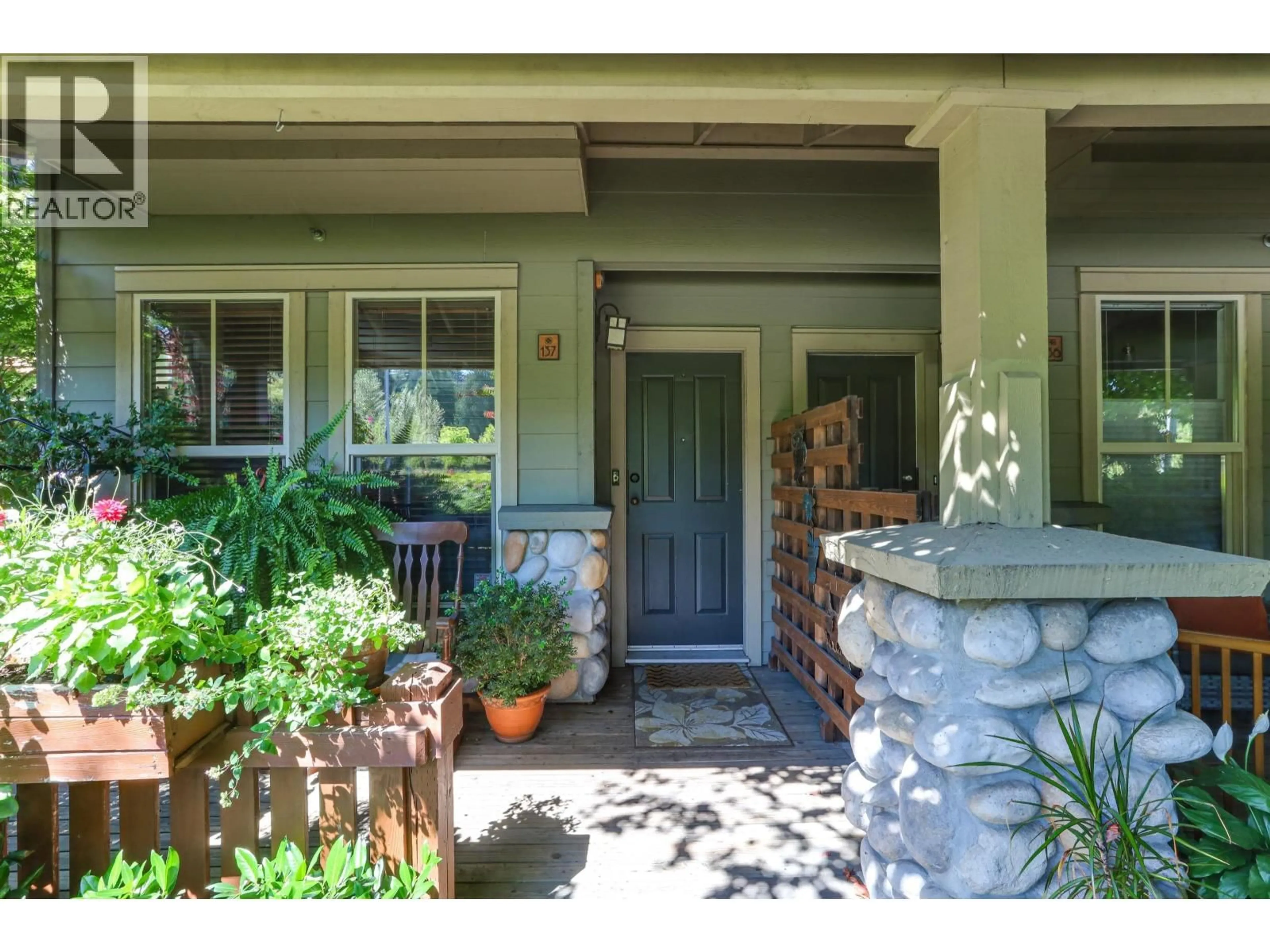 Indoor entryway for 137 - 15 SIXTH AVENUE, New Westminster British Columbia V3L1T1