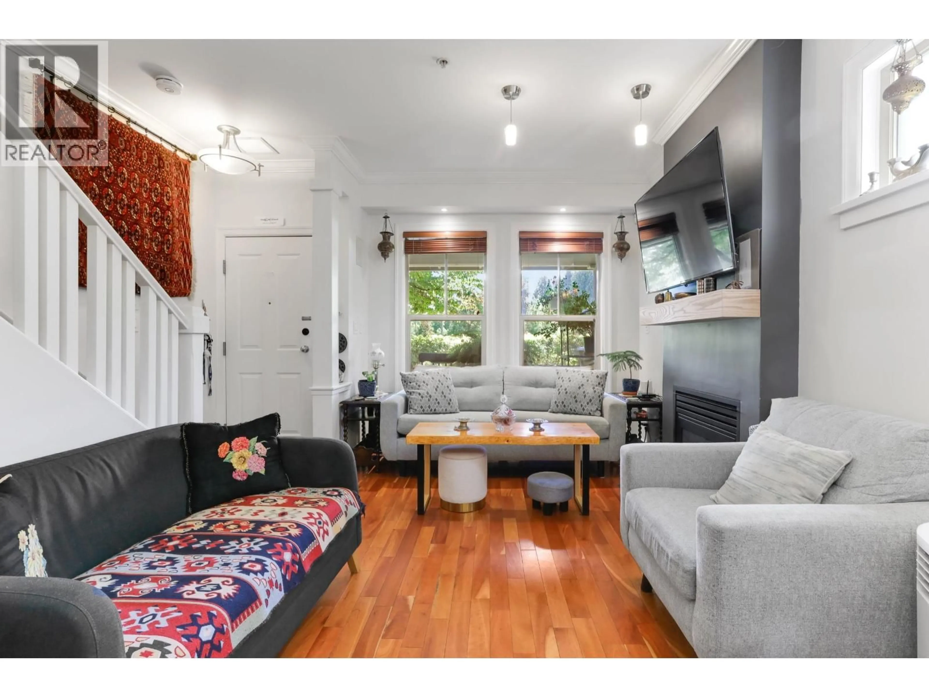 Living room with furniture, wood/laminate floor for 137 - 15 SIXTH AVENUE, New Westminster British Columbia V3L1T1