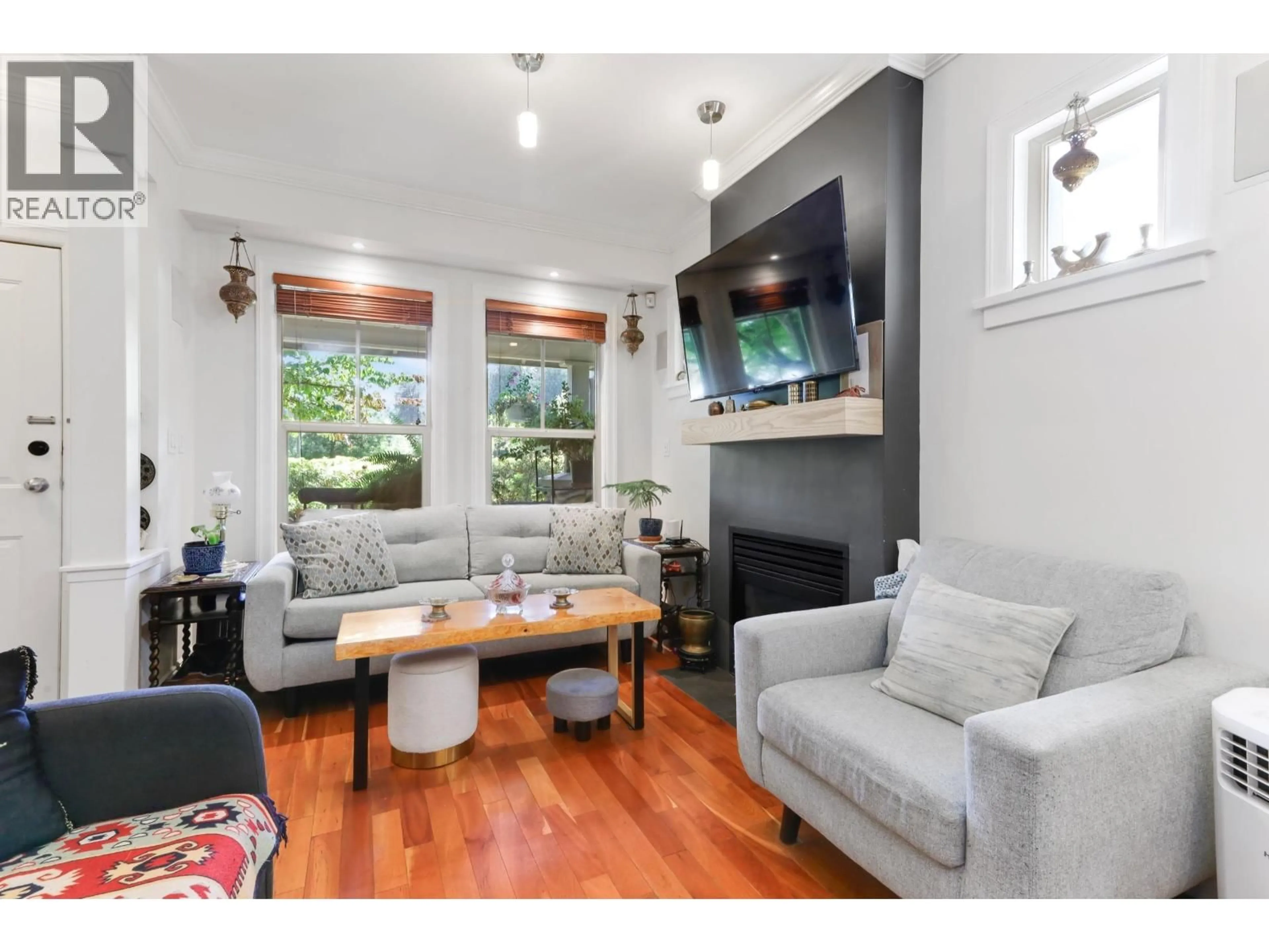 Living room with furniture, unknown for 137 - 15 SIXTH AVENUE, New Westminster British Columbia V3L1T1