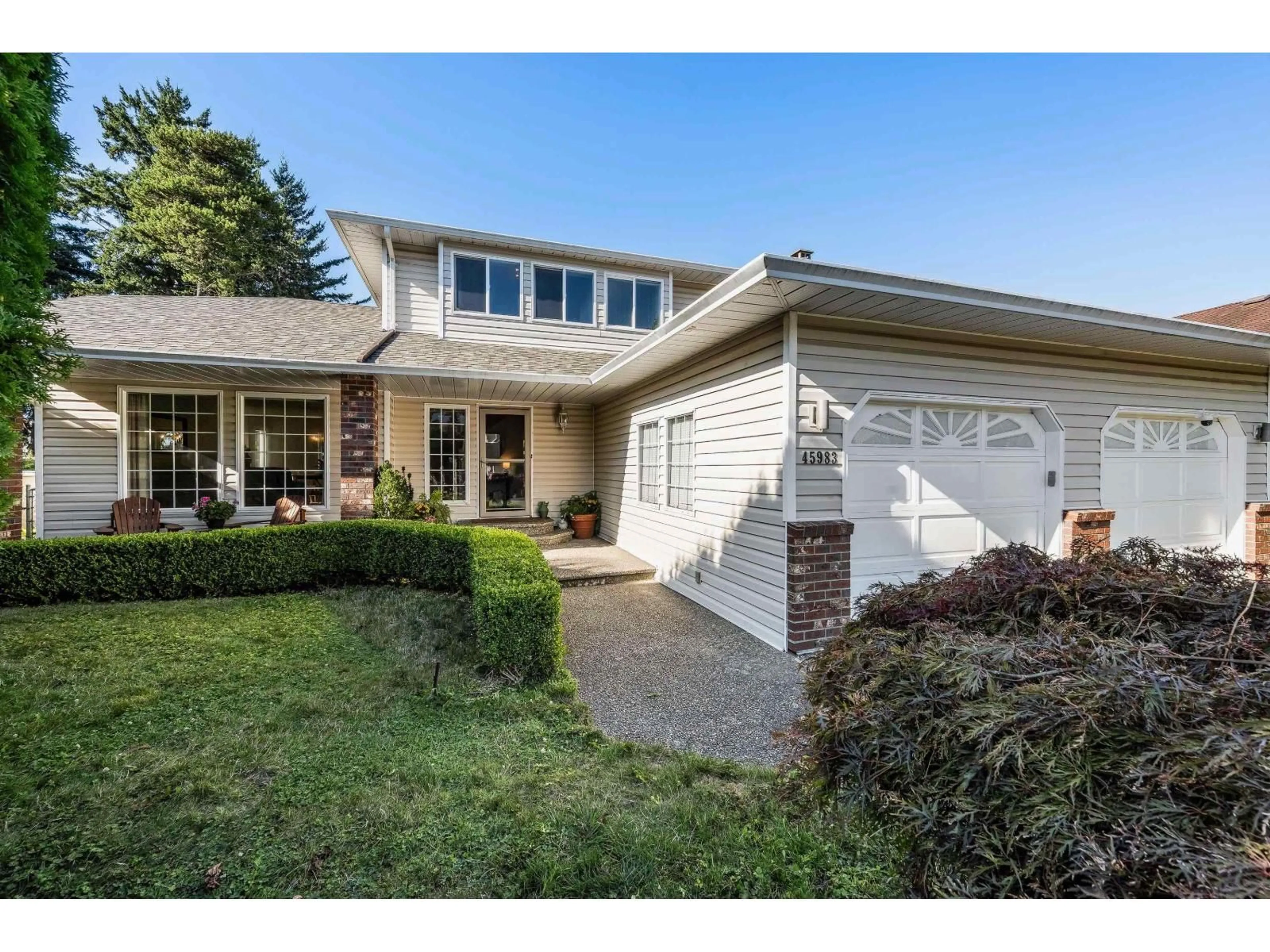 Home with vinyl exterior material, street for 45983 IVY AVENUE, Chilliwack British Columbia V2R2C5