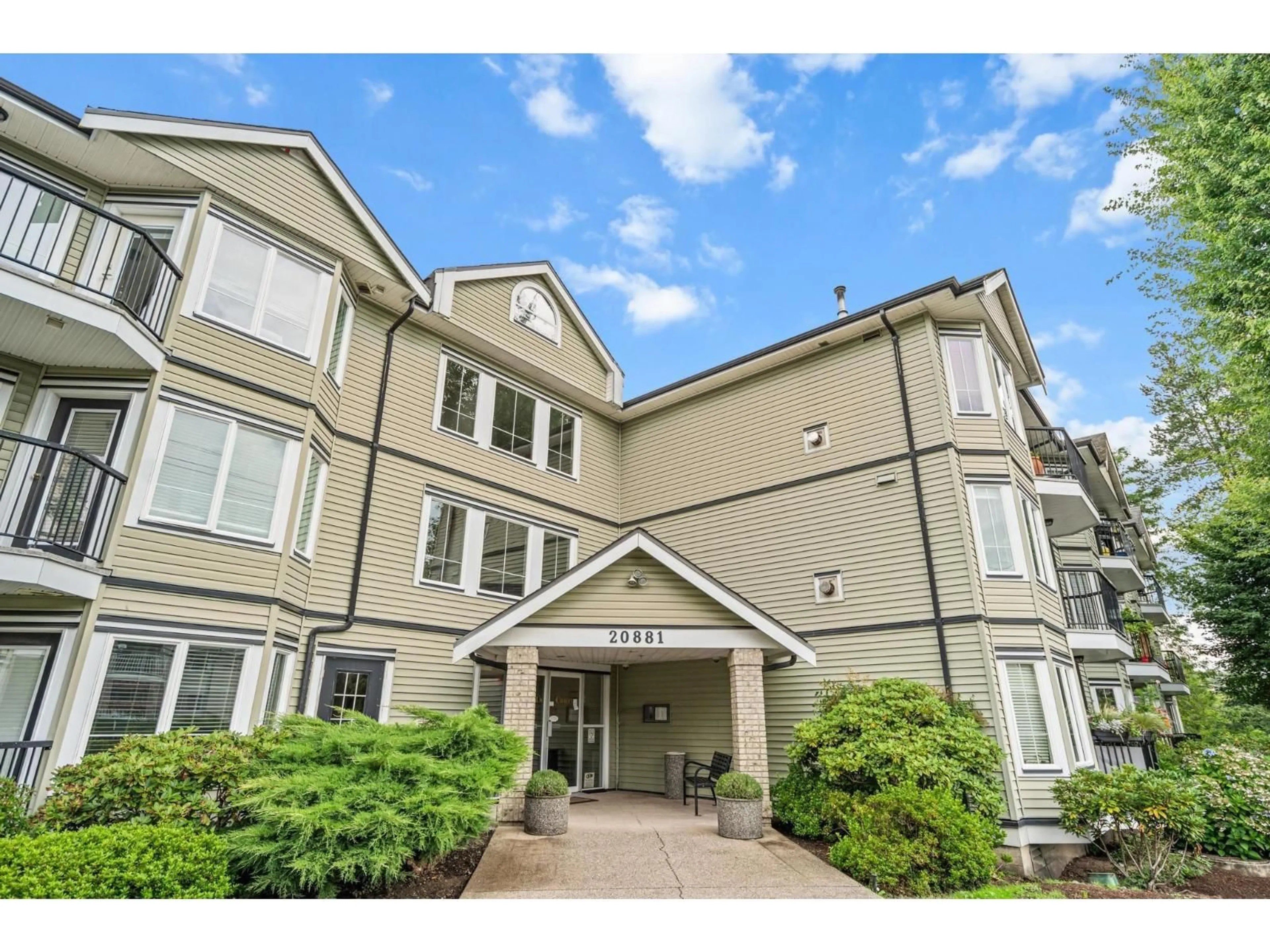 Indoor foyer for 208 - 20881 56, Langley British Columbia V3A3Z3