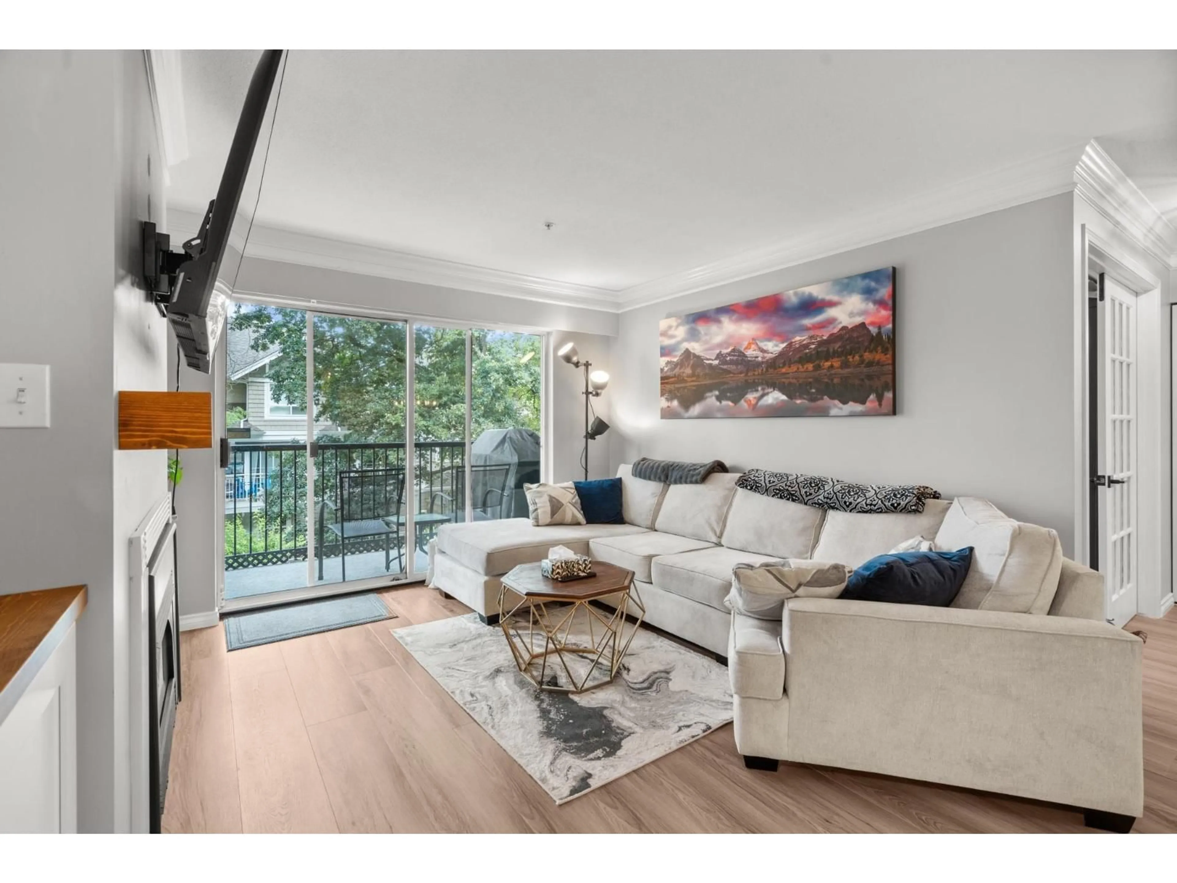 Living room with furniture, wood/laminate floor for 208 - 20881 56, Langley British Columbia V3A3Z3