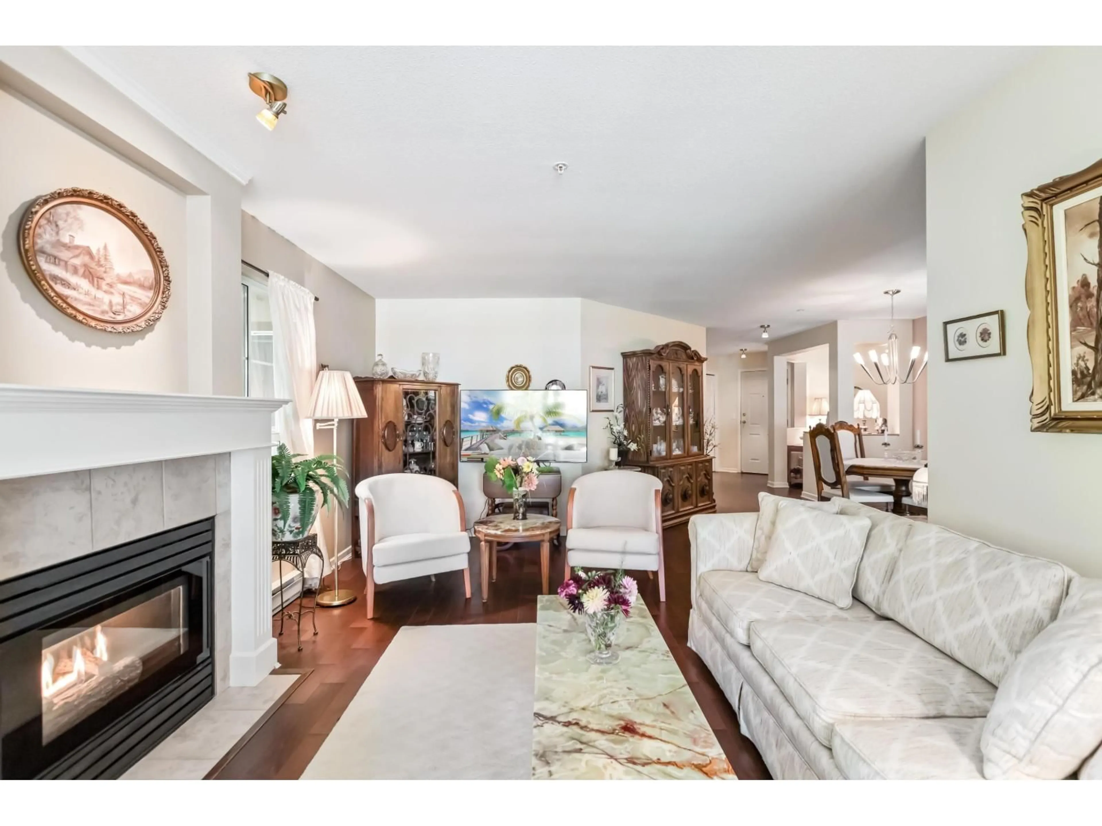 Living room with furniture, unknown for 304 - 15155 22, Surrey British Columbia V4A9T4