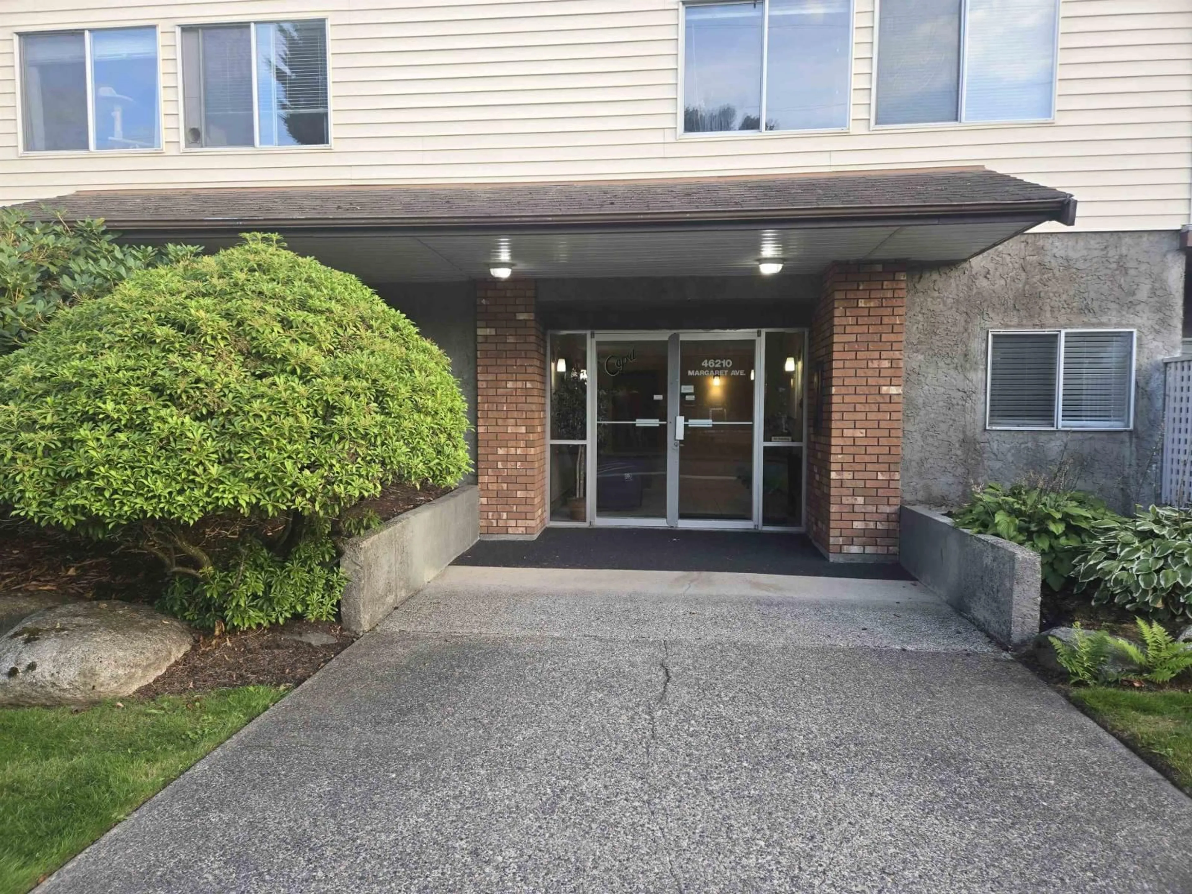 Indoor foyer for 4 - 46210 MARGARET AVENUE, Chilliwack British Columbia V2P2G9
