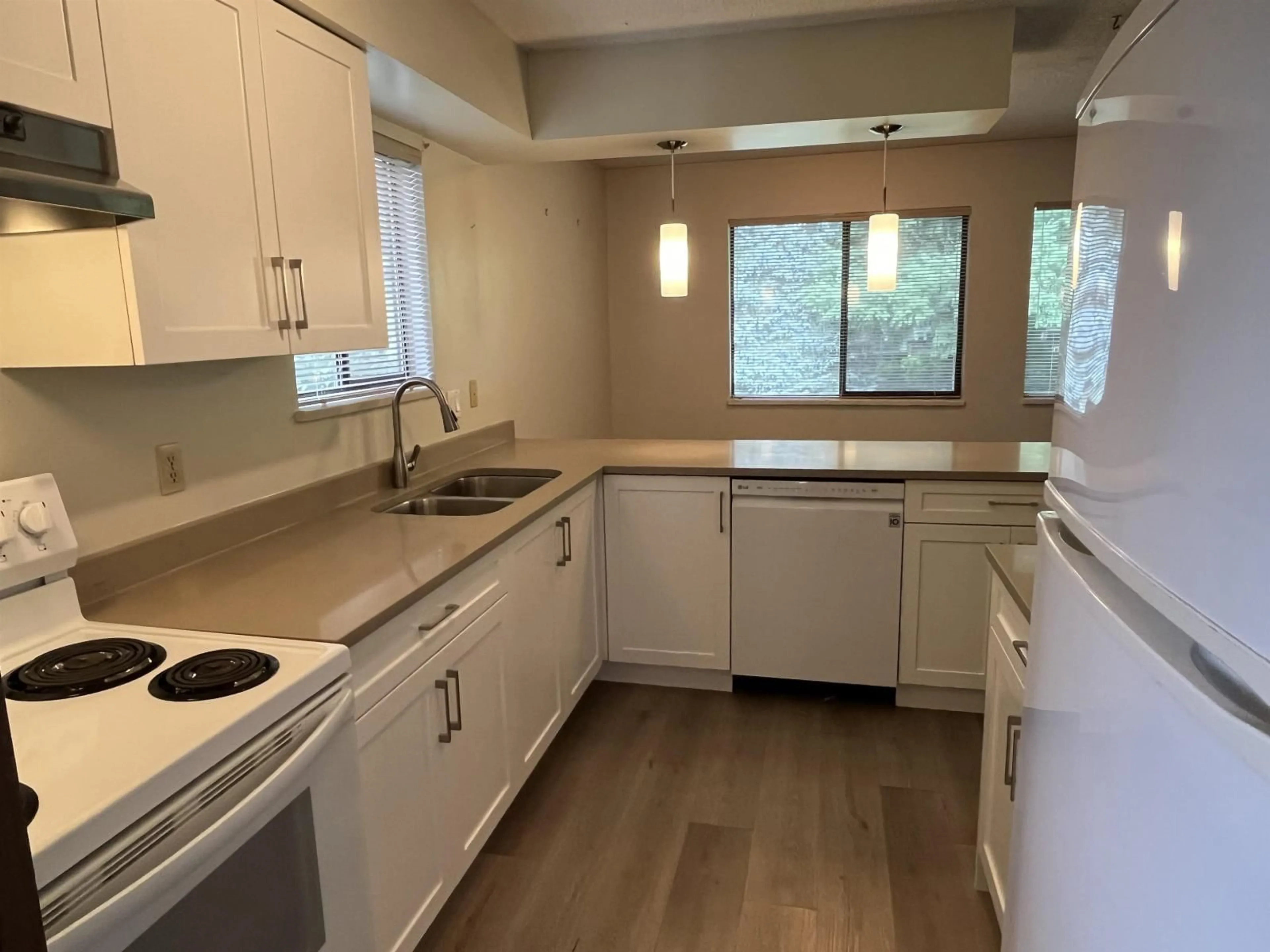 Standard kitchen, unknown for 6631 WADE, Delta British Columbia V4E2V4