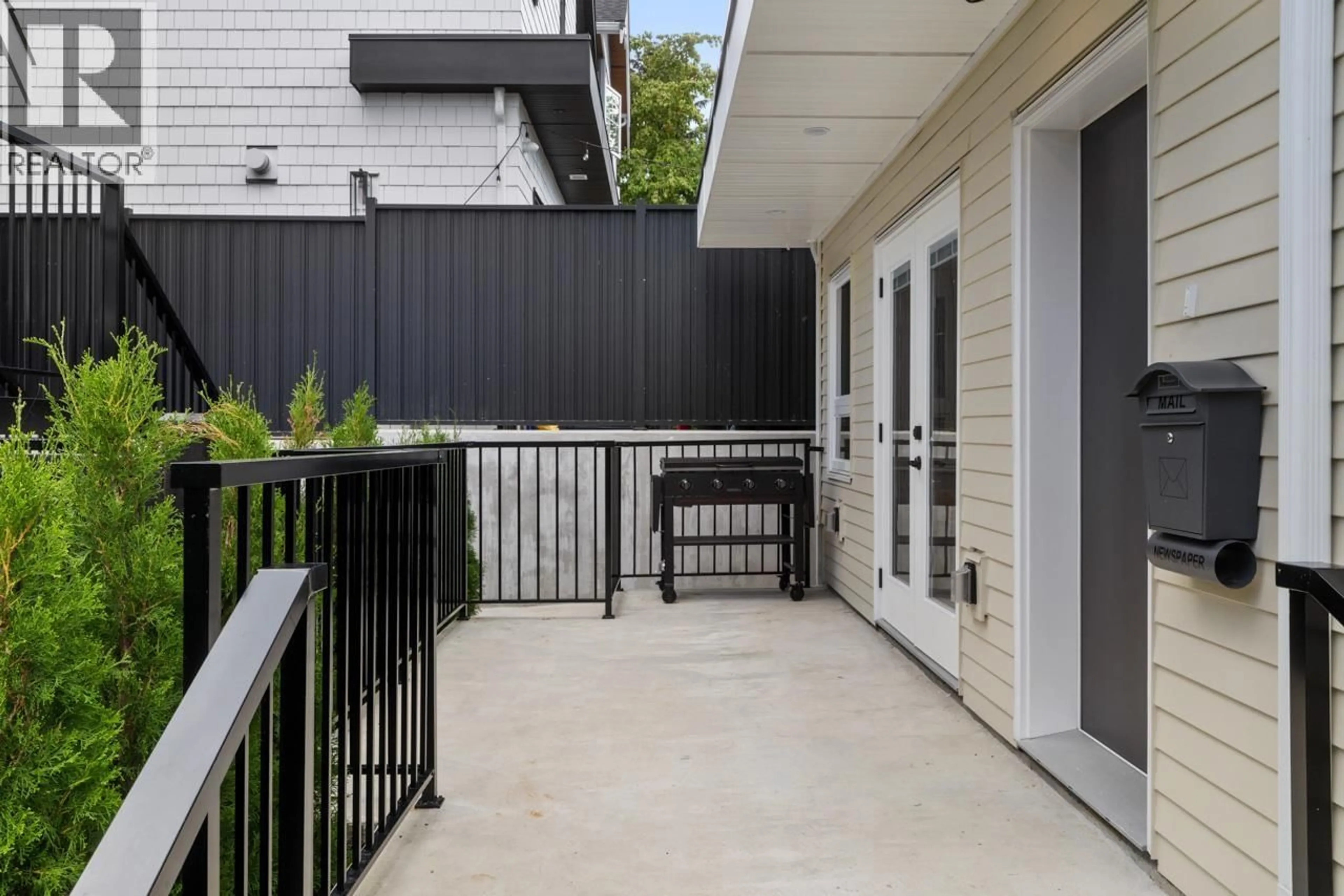 Patio, street for 2020 4TH AVENUE, Vancouver British Columbia V5N1K4