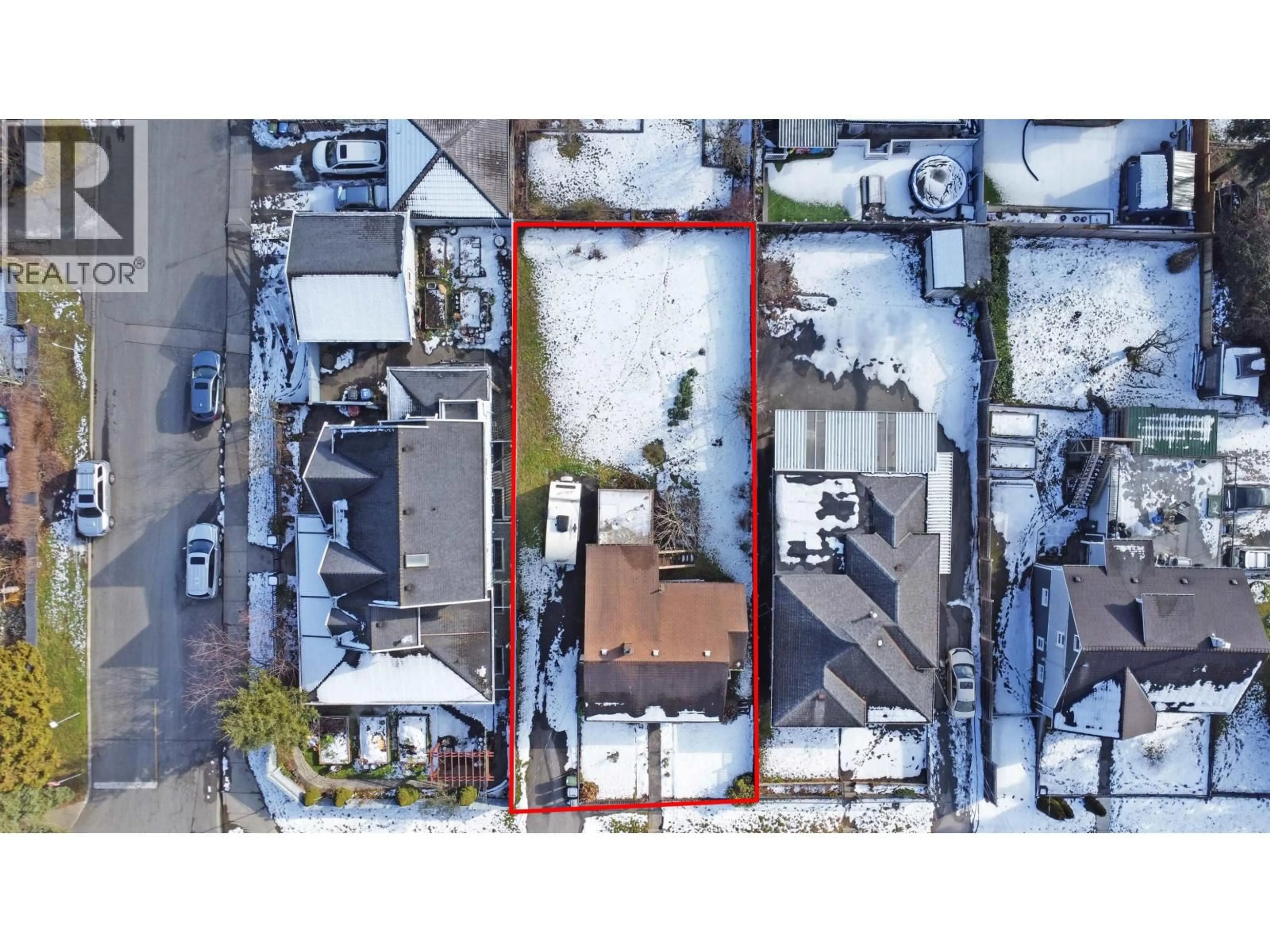 A pic from outside/outdoor area/front of a property/back of a property/a pic from drone, street for 2206 EIGHTH AVENUE, New Westminster British Columbia V3M2V1