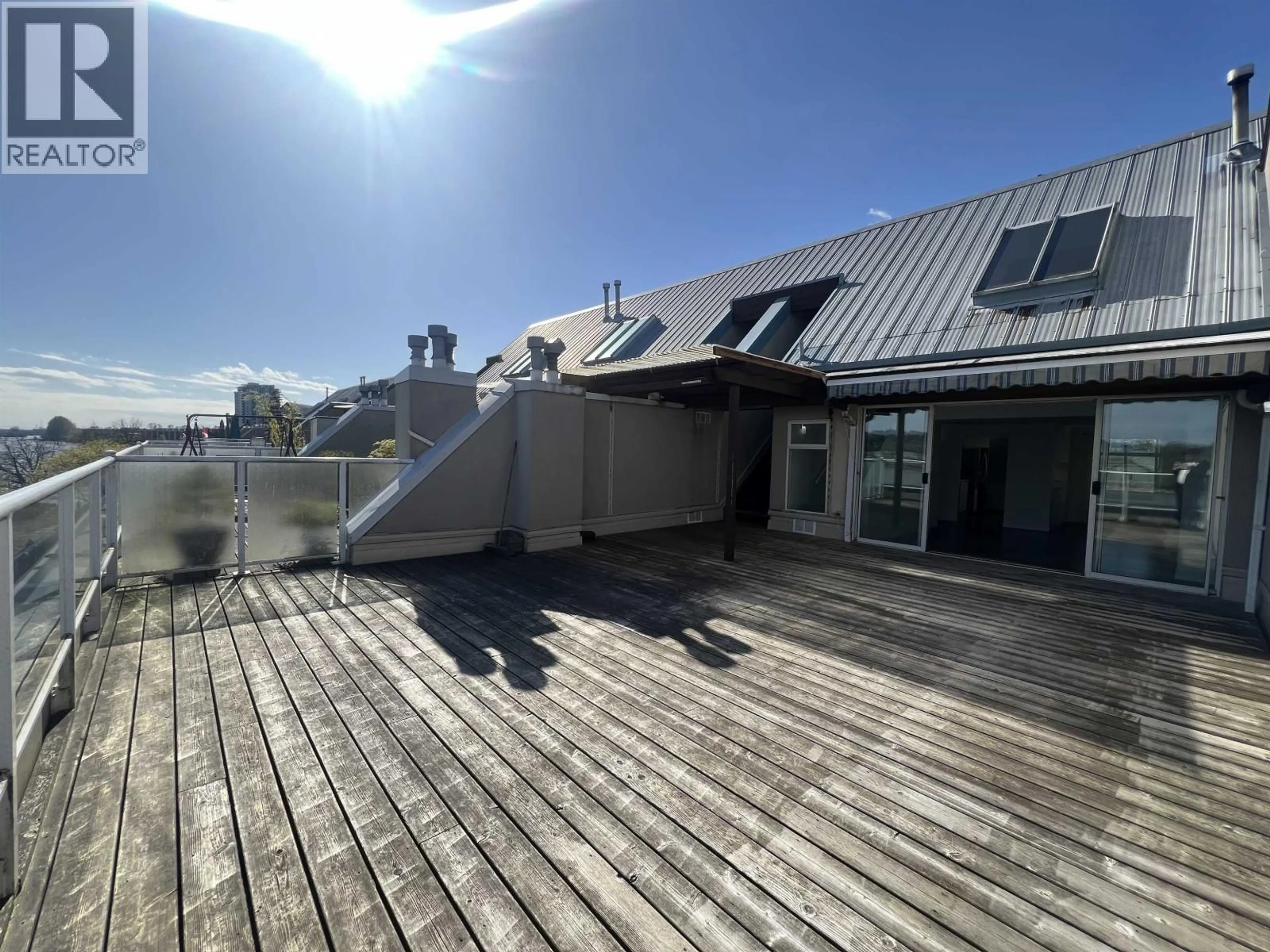 A pic from outside/outdoor area/front of a property/back of a property/a pic from drone, building for 404 - 3 K DE K COURT, New Westminster British Columbia V3M6B6