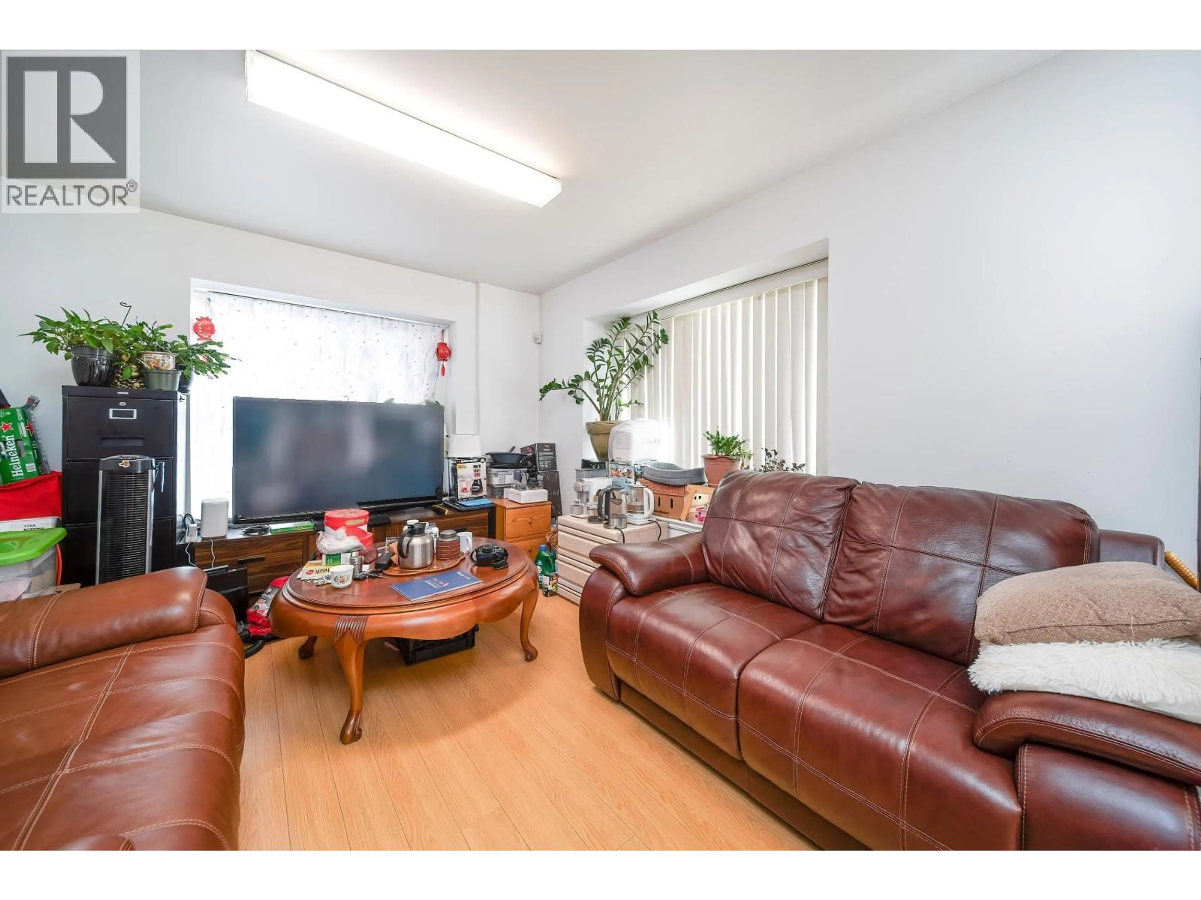 Living room with furniture, wood/laminate floor for 6789 GILLEY AVENUE, Burnaby British Columbia V5H3W8