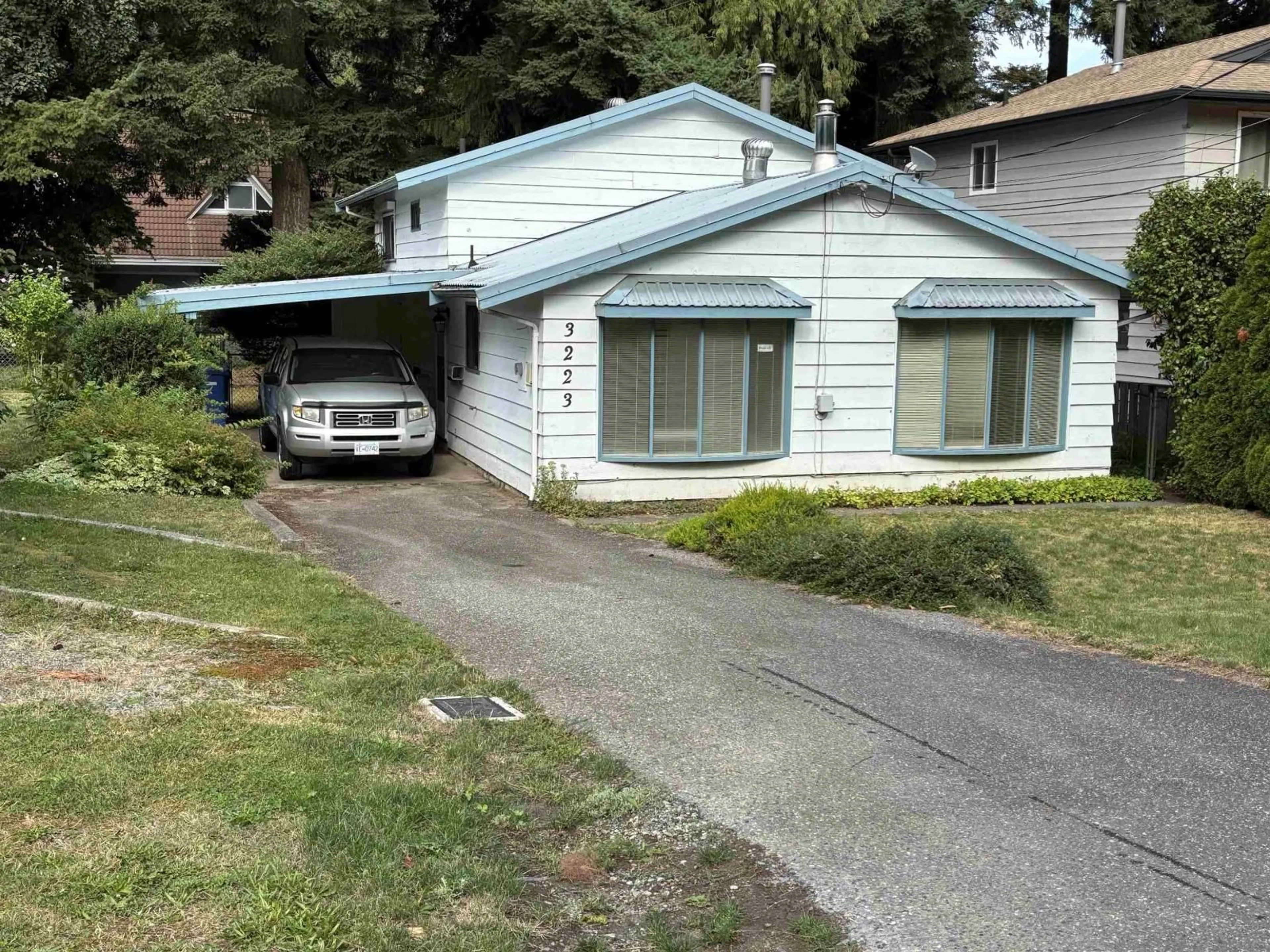 Home with vinyl exterior material, street for 3223 CHESTNUT, Abbotsford British Columbia V2S4M2