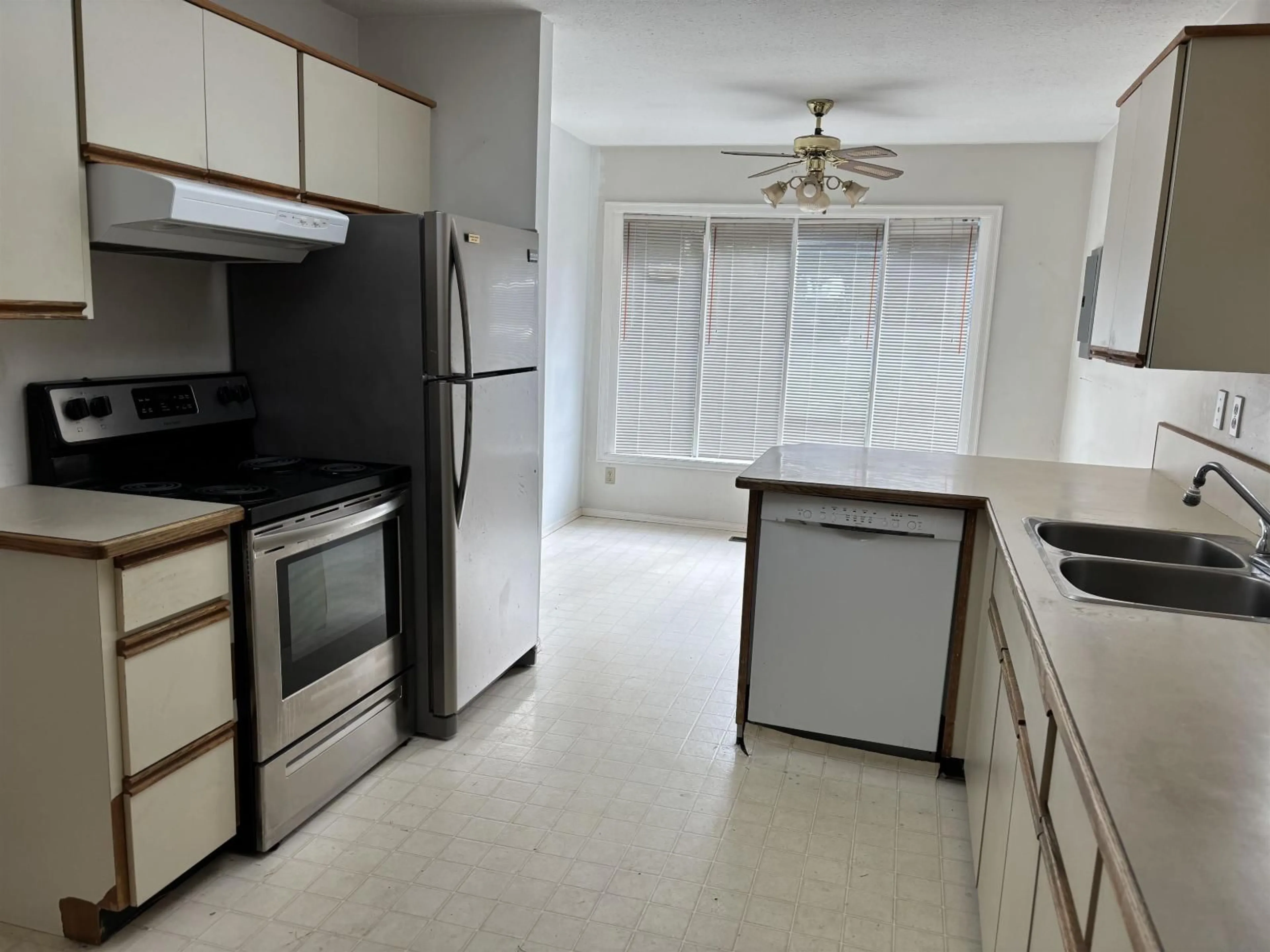 Standard kitchen, unknown for 3223 CHESTNUT, Abbotsford British Columbia V2S4M2