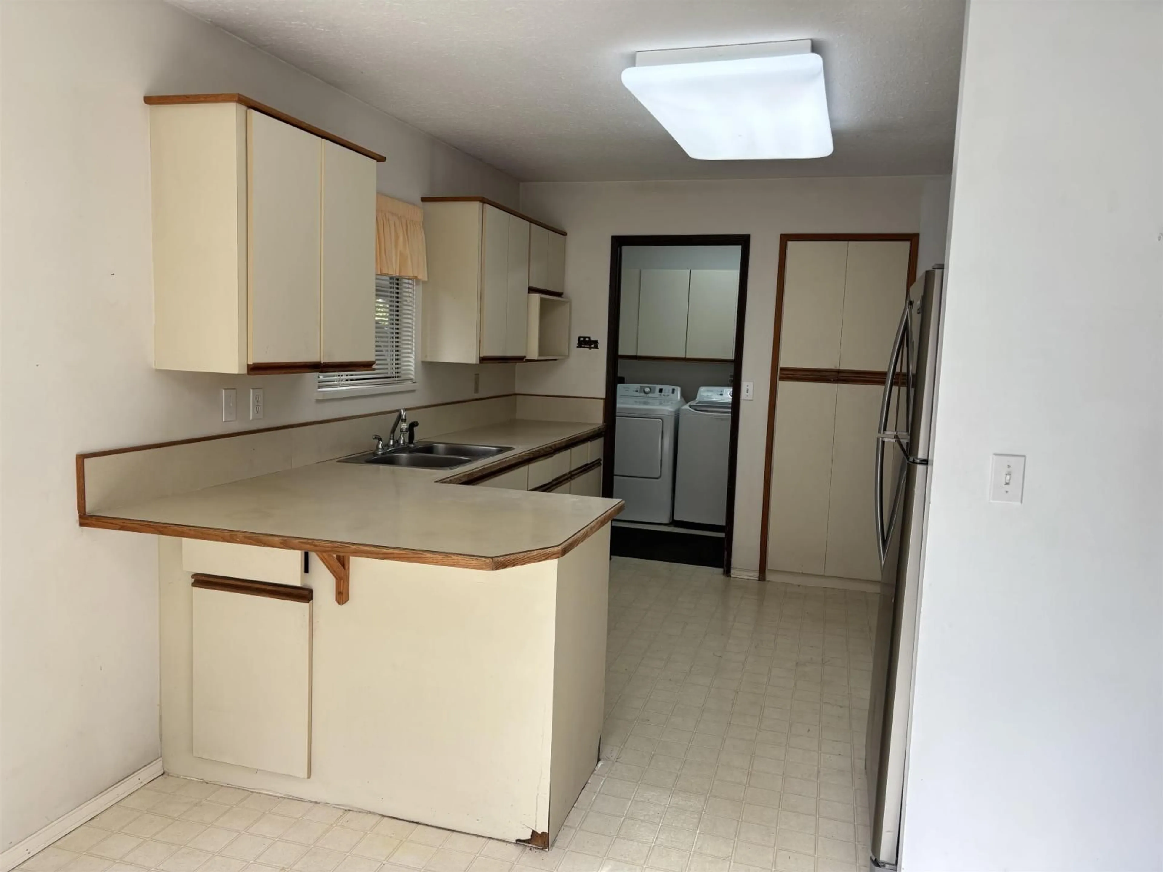 Standard kitchen, unknown for 3223 CHESTNUT, Abbotsford British Columbia V2S4M2