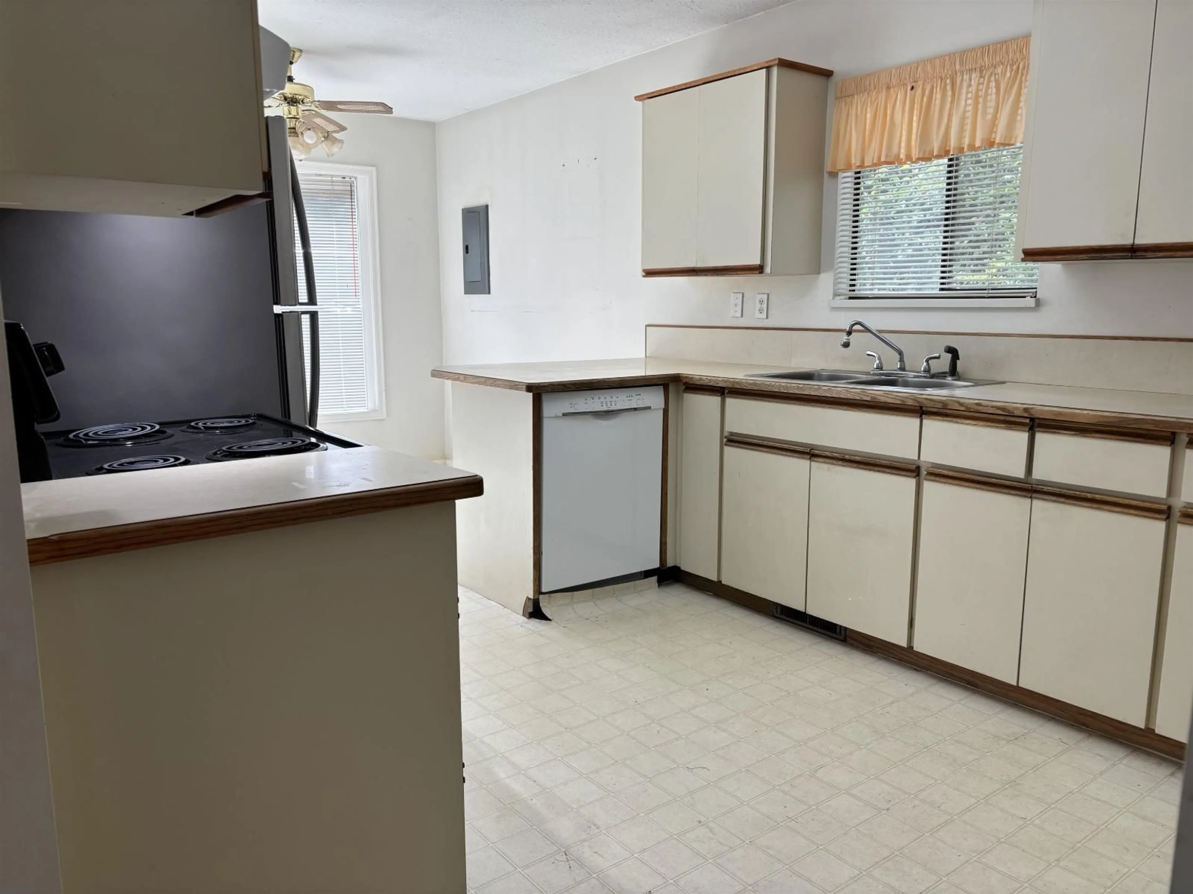 Standard kitchen, unknown for 3223 CHESTNUT, Abbotsford British Columbia V2S4M2
