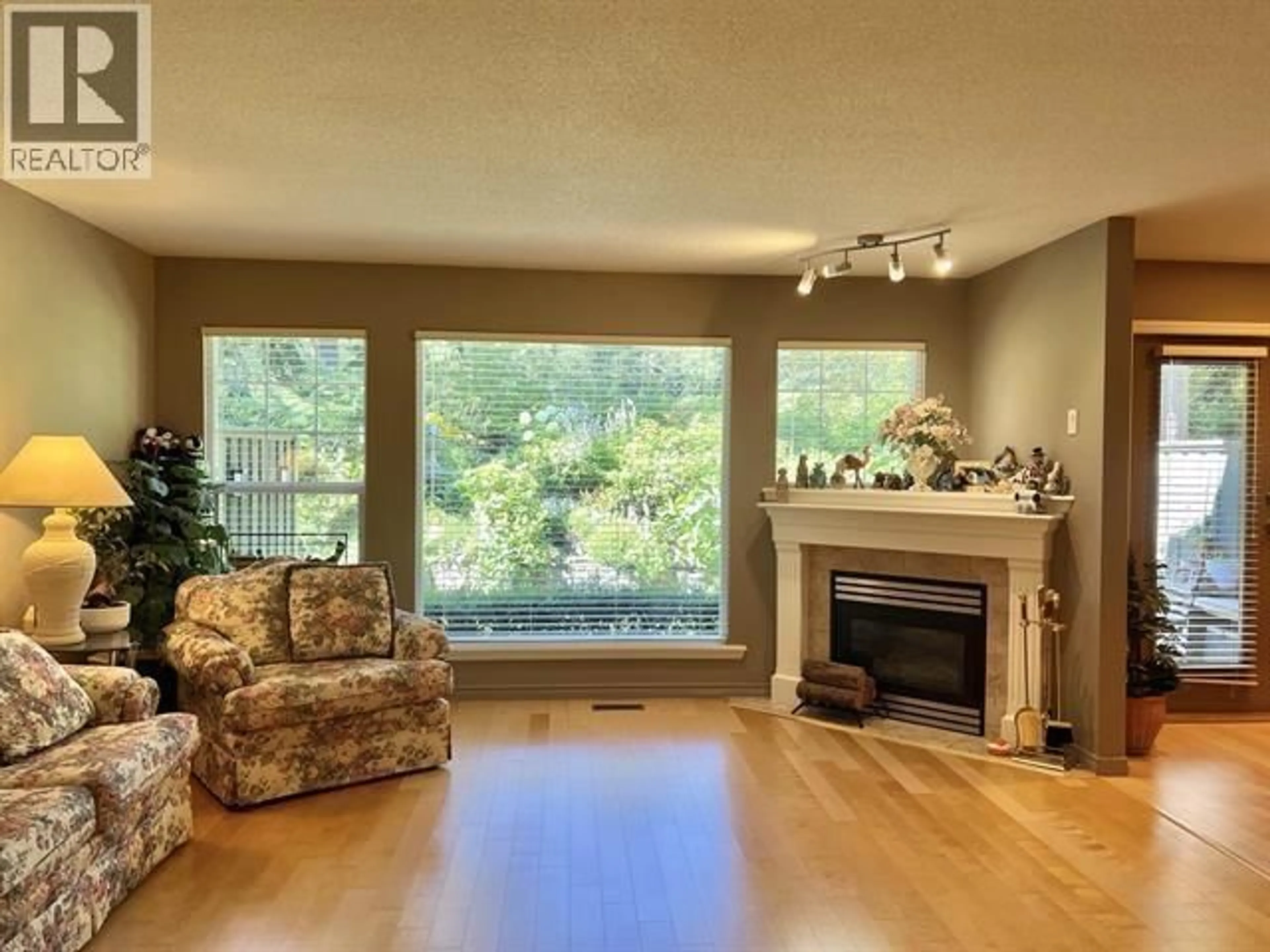 Living room with furniture, wood/laminate floor for 2 - 3300 PLATEAU BOULEVARD, Coquitlam British Columbia V3E3L6