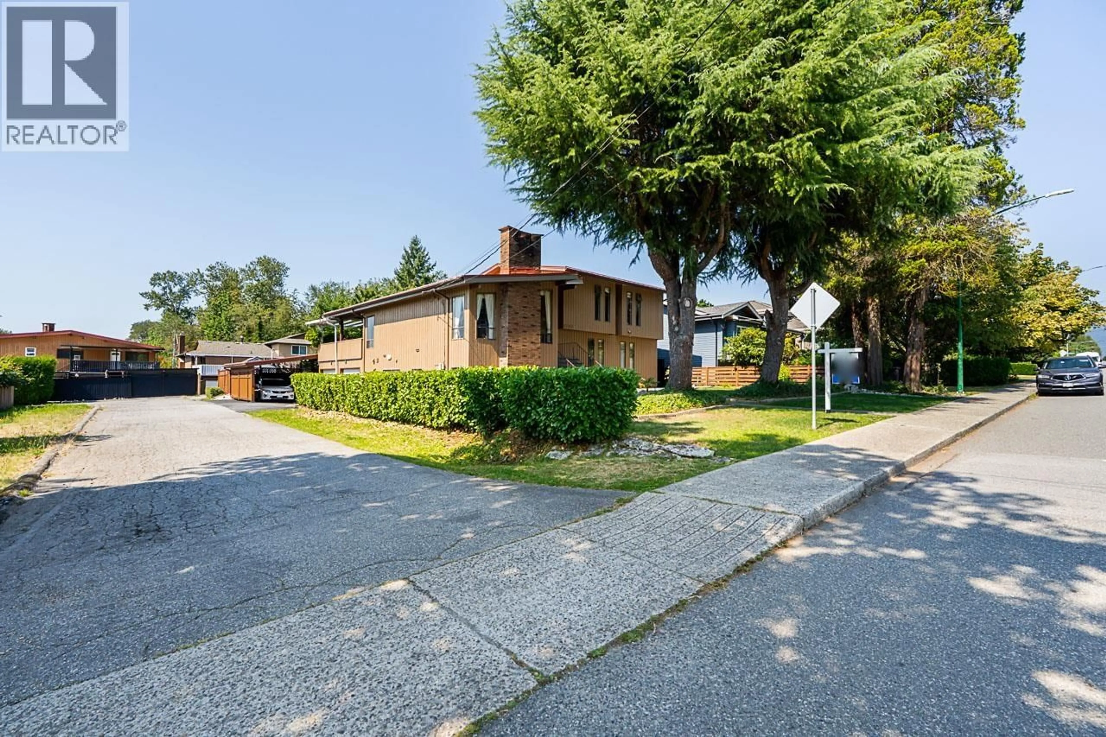 A pic from outside/outdoor area/front of a property/back of a property/a pic from drone, street for 2283 CLIFF AVENUE, Burnaby British Columbia V5A2L1