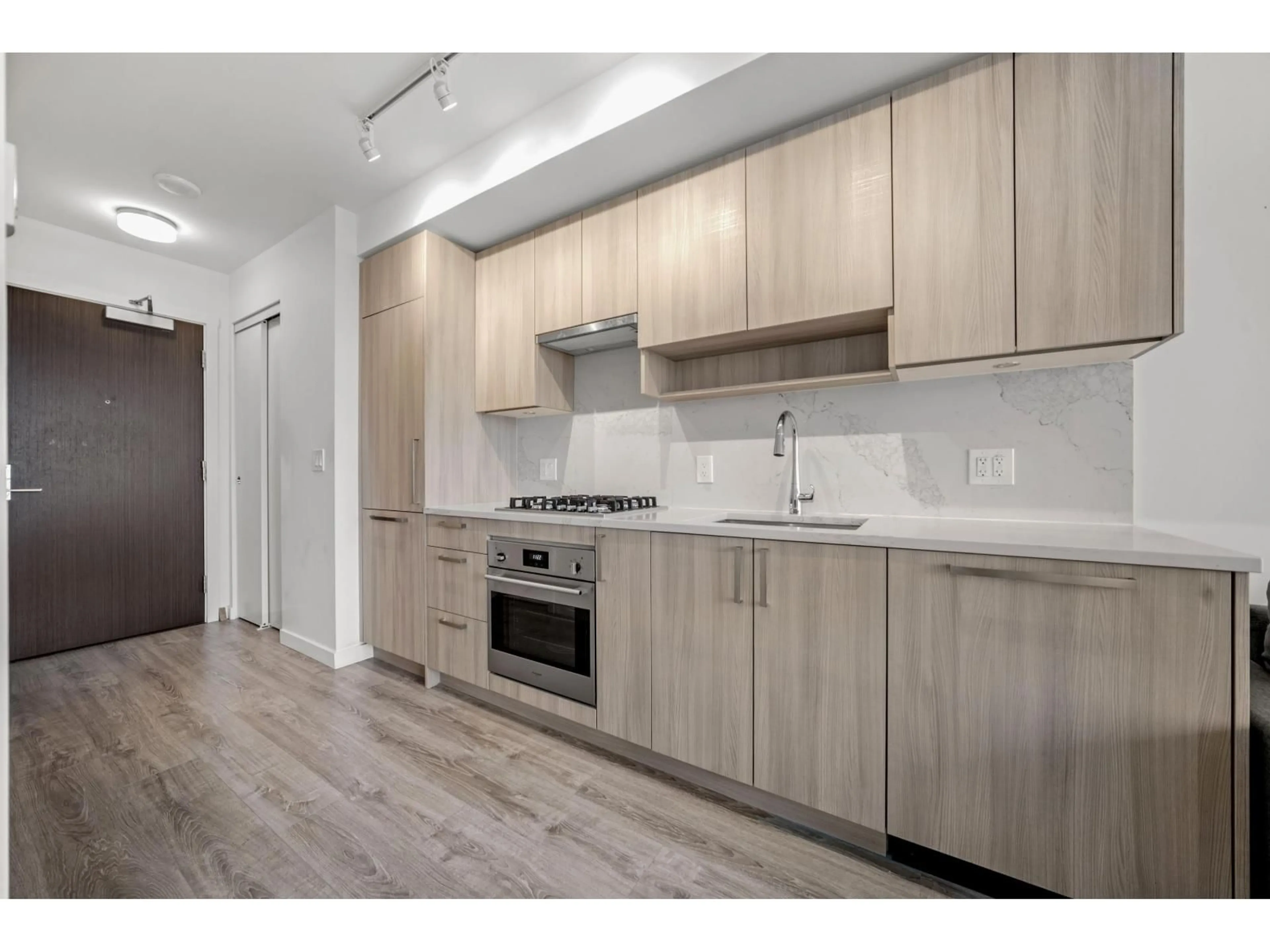 Standard kitchen, wood/laminate floor for 3204 - 13350 CENTRAL, Surrey British Columbia V3T0S1