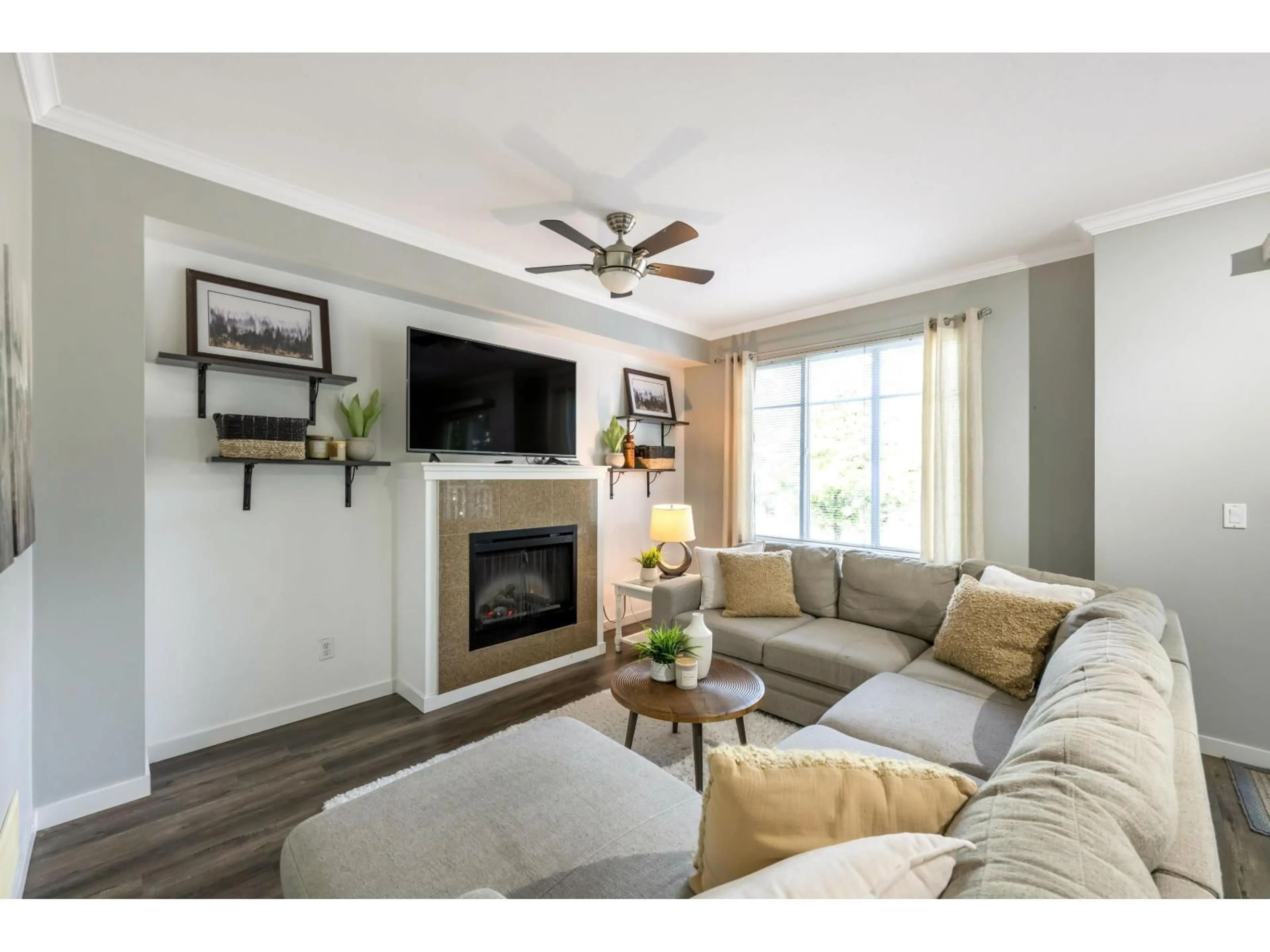 Living room with furniture, wood/laminate floor for 99 - 6575 192, Surrey British Columbia V4N5T8