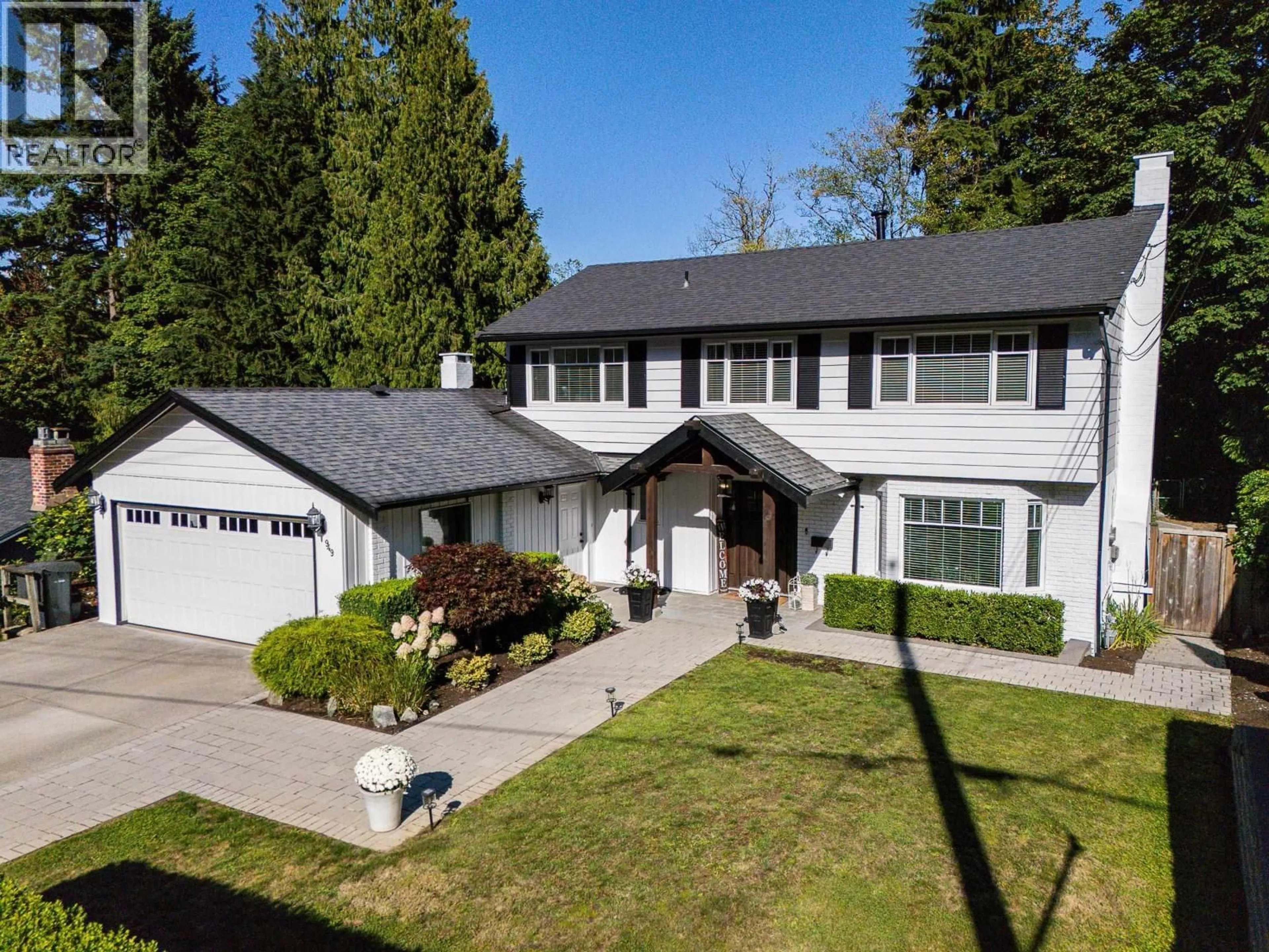 Home with vinyl exterior material, street for 949 FRESNO PLACE, Coquitlam British Columbia V3J6G5