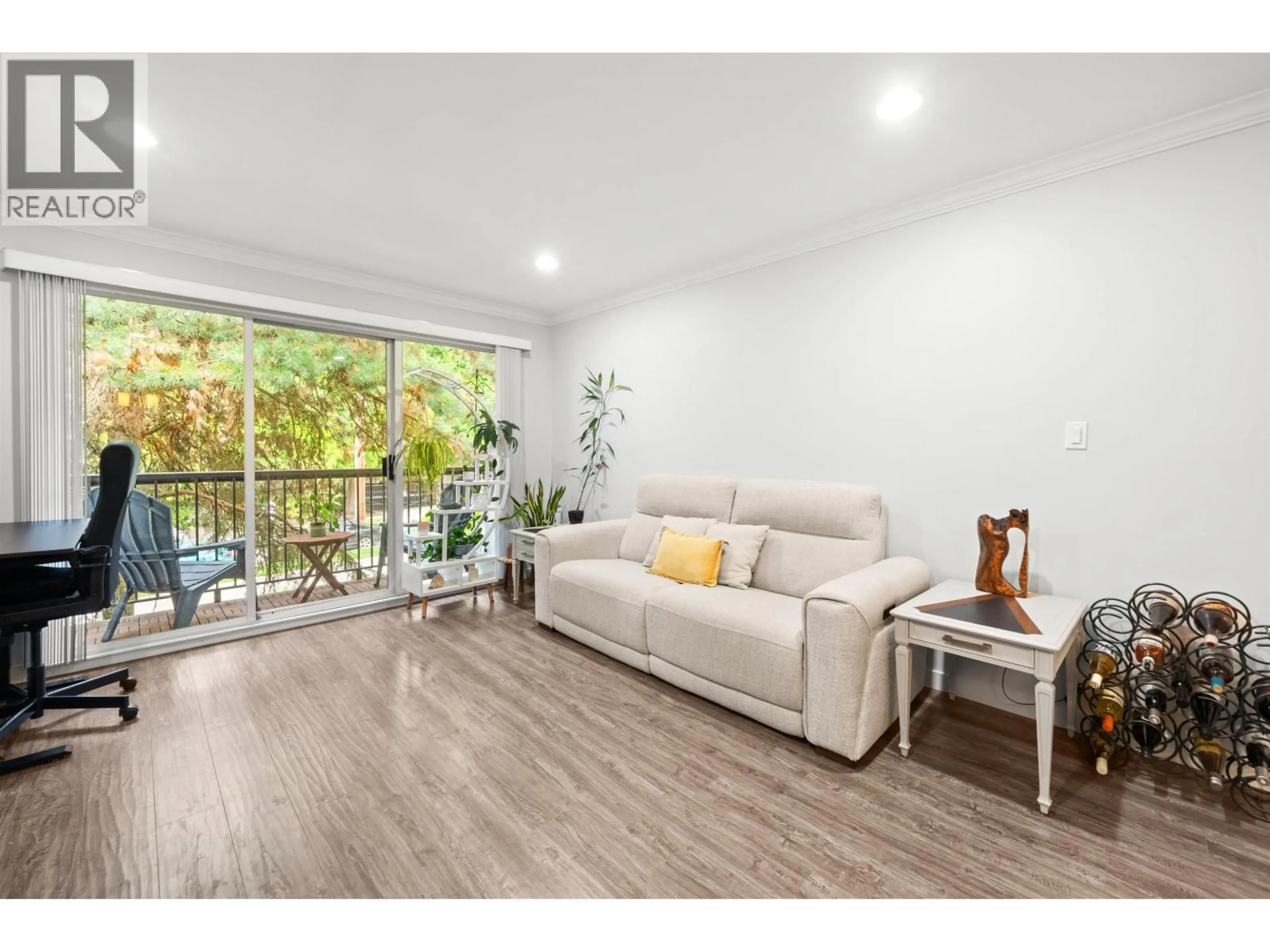 Living room with furniture, wood/laminate floor for 402 - 428 AGNES STREET, New Westminster British Columbia V3L1G1