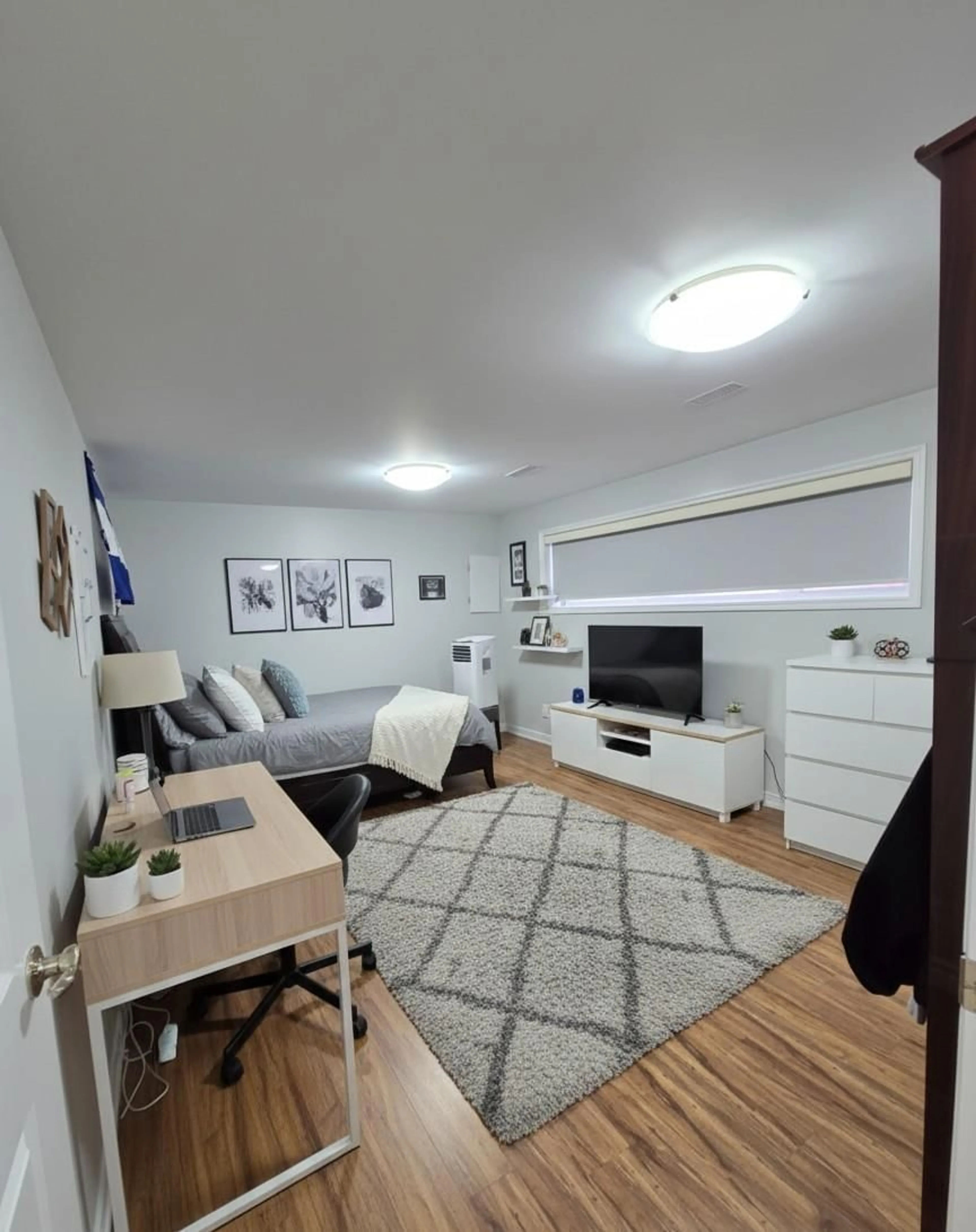 Living room with furniture, wood/laminate floor for 7133 114A, Delta British Columbia V4E1X3