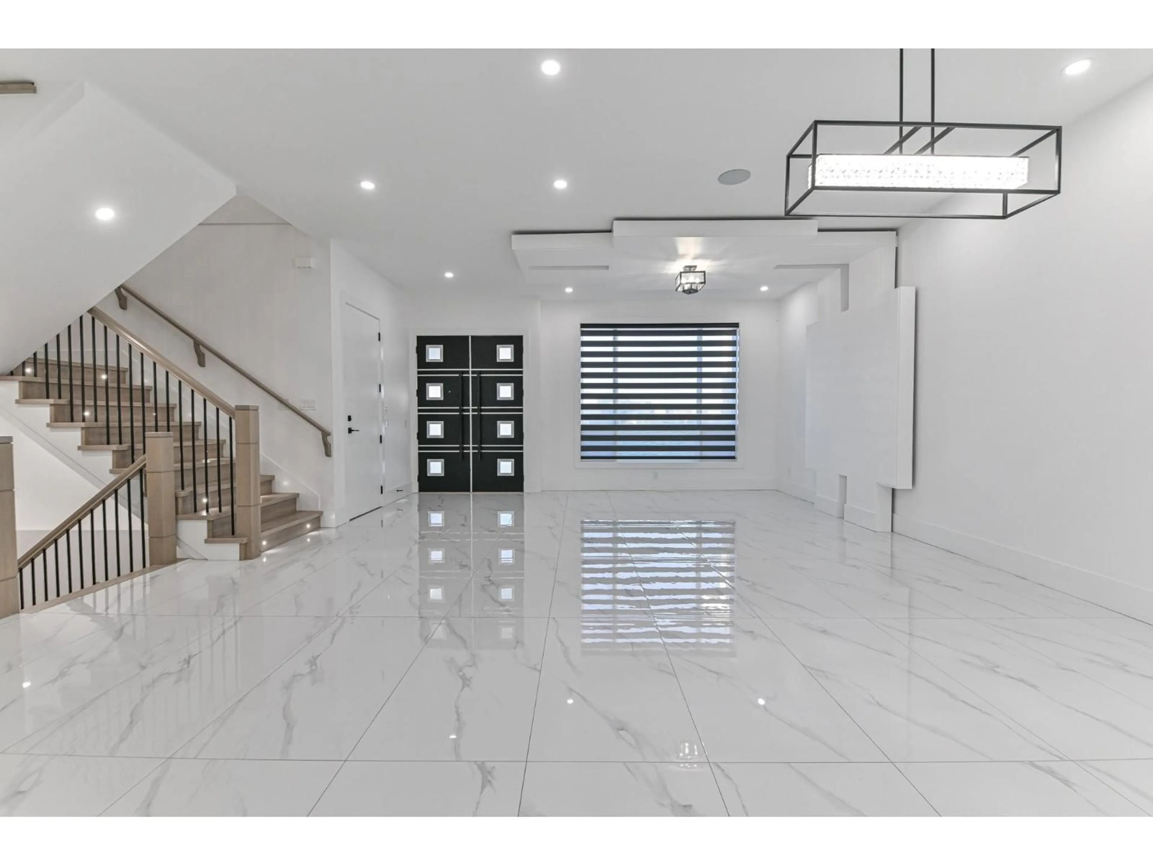 Indoor foyer for 2540 TERMINAL, Abbotsford British Columbia V4X1L9