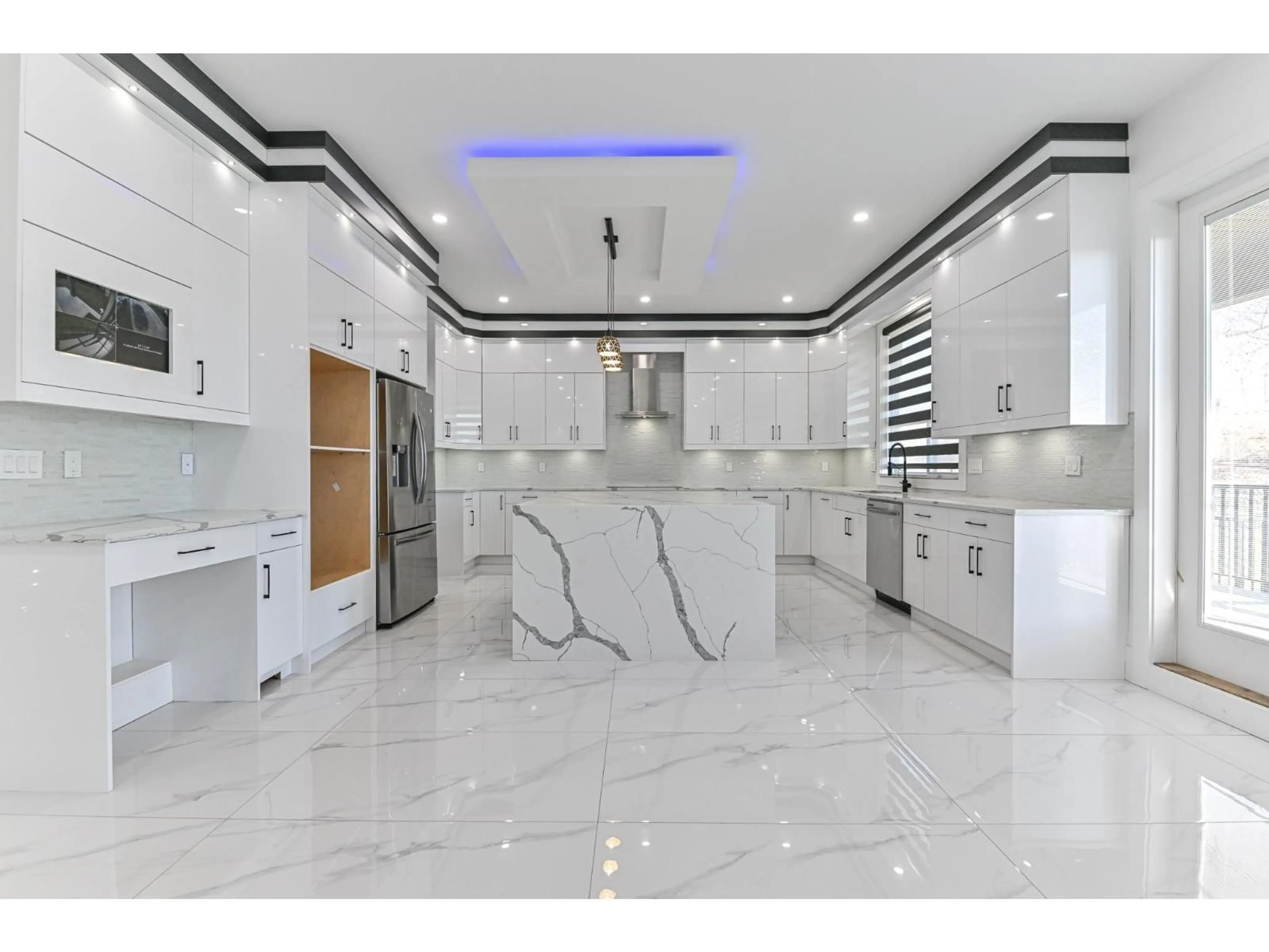Contemporary kitchen, ceramic/tile floor for 2540 TERMINAL, Abbotsford British Columbia V4X1L9