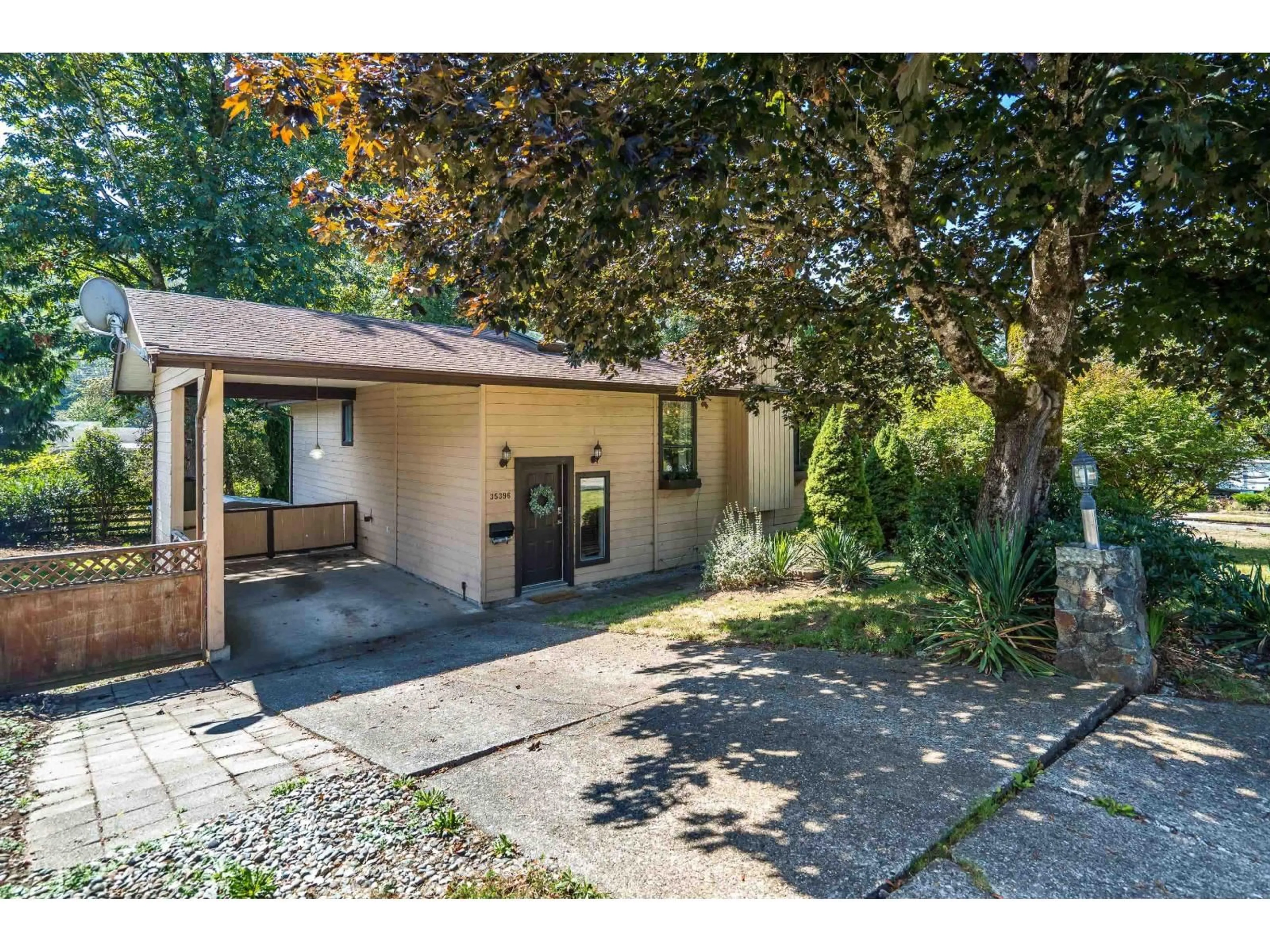A pic from outside/outdoor area/front of a property/back of a property/a pic from drone, street for 35396 SELKIRK, Abbotsford British Columbia V2S8L2