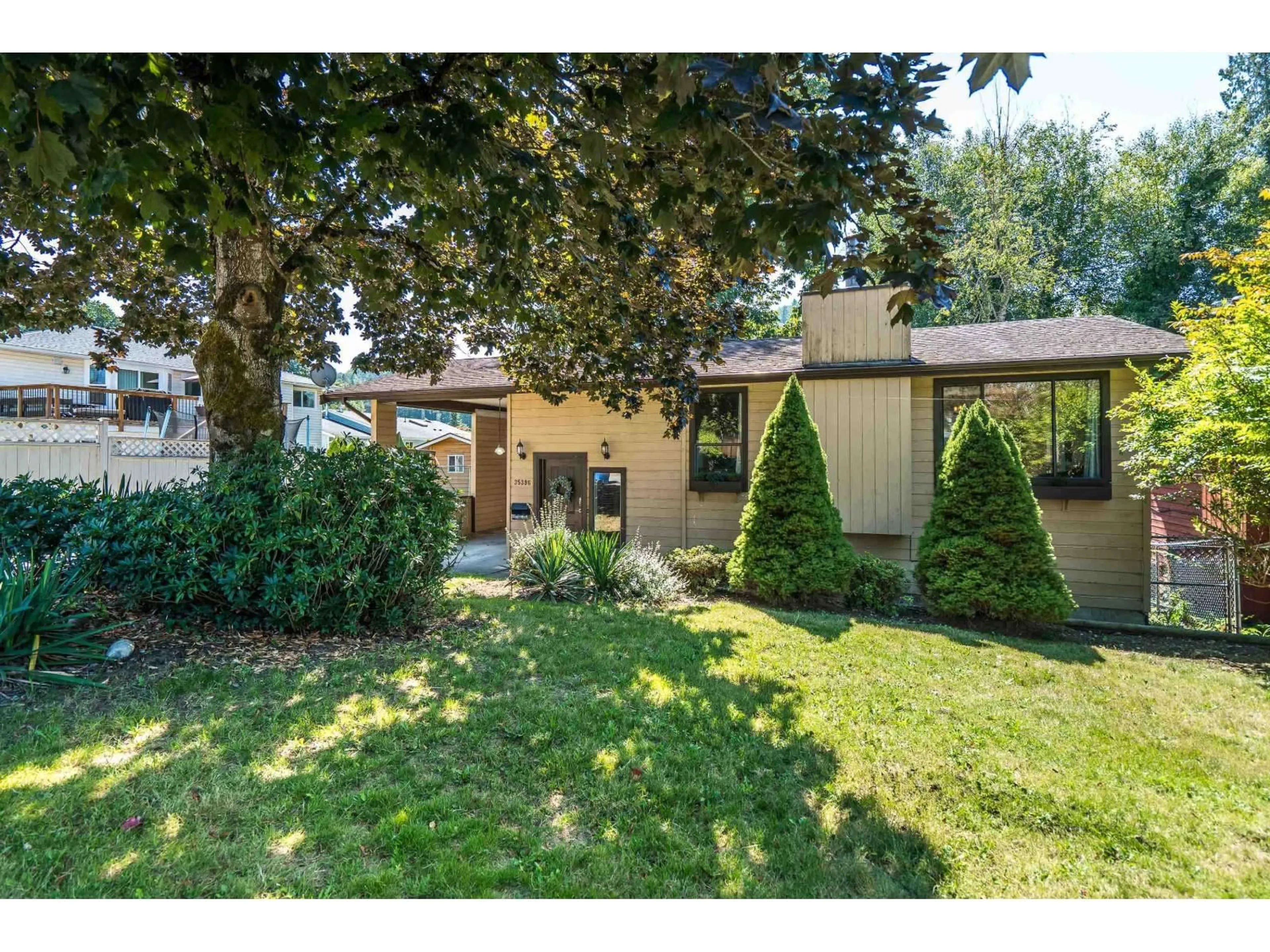 Home with vinyl exterior material, street for 35396 SELKIRK, Abbotsford British Columbia V2S8L2