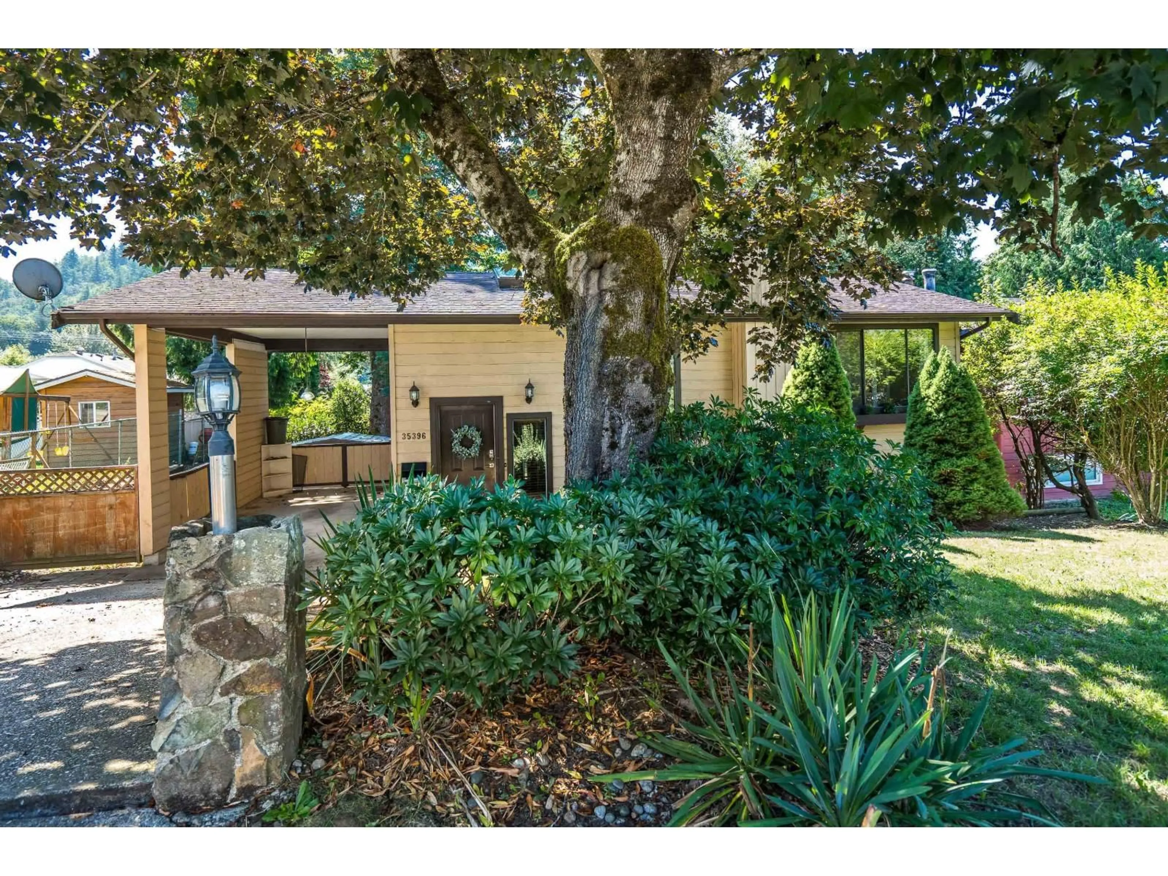 A pic from outside/outdoor area/front of a property/back of a property/a pic from drone, unknown for 35396 SELKIRK, Abbotsford British Columbia V2S8L2