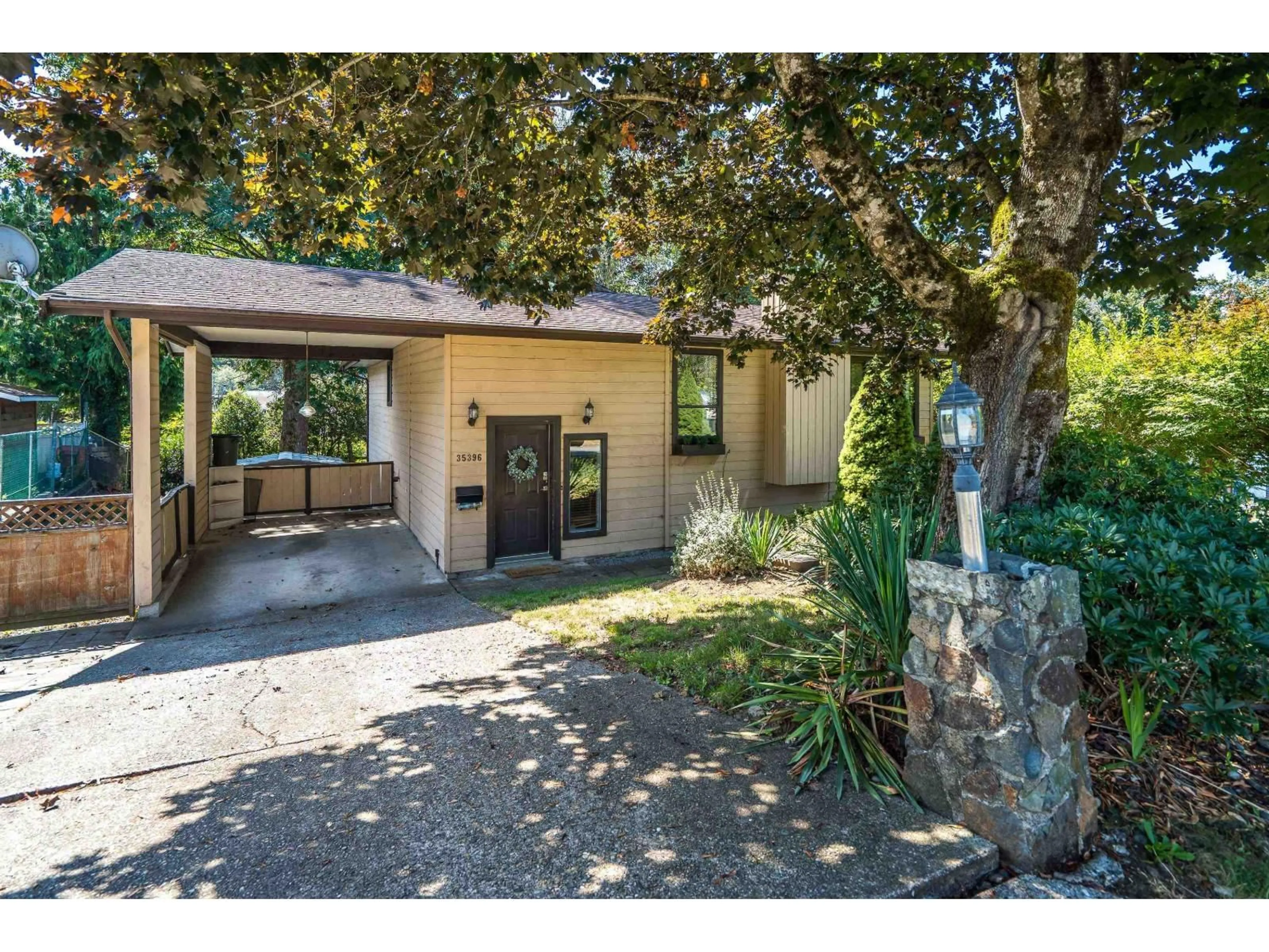 A pic from outside/outdoor area/front of a property/back of a property/a pic from drone, street for 35396 SELKIRK, Abbotsford British Columbia V2S8L2