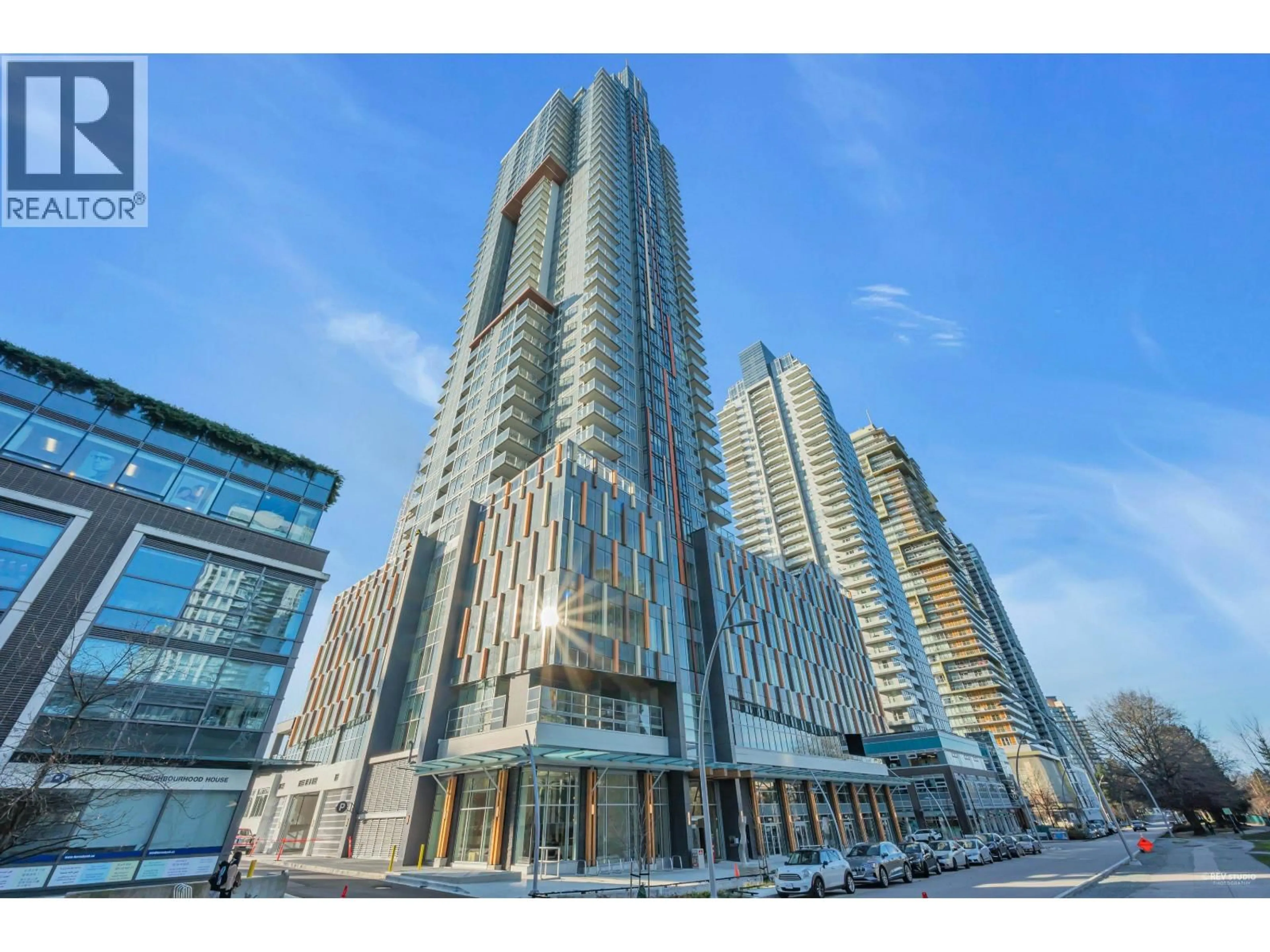 Indoor foyer for 301 - 6398 SILVER AVENUE, Burnaby British Columbia V5H0K7