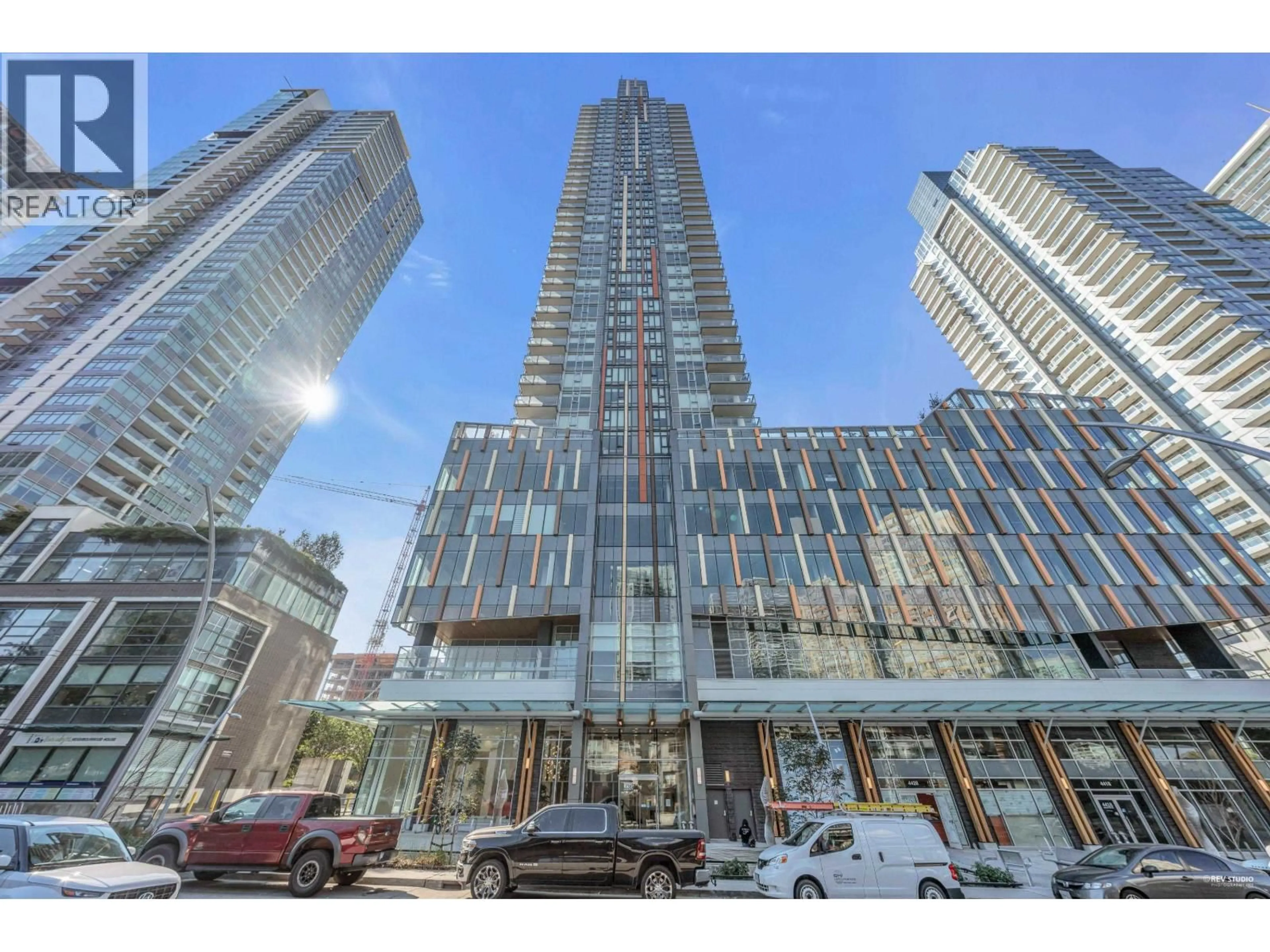 Indoor foyer for 301 - 6398 SILVER AVENUE, Burnaby British Columbia V5H0K7