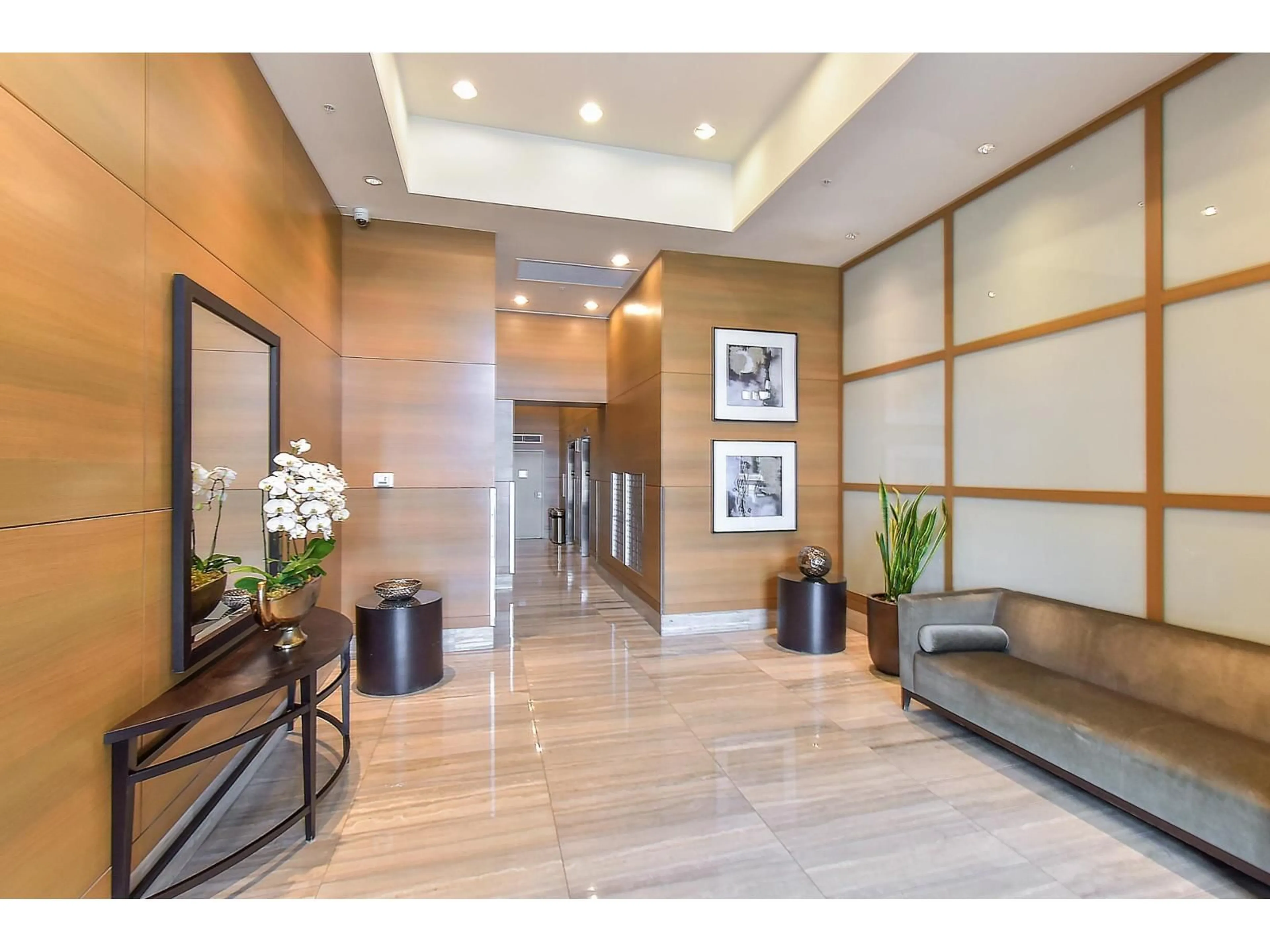 Indoor foyer for 1207 - 15152 RUSSELL, White Rock British Columbia V4B0A3