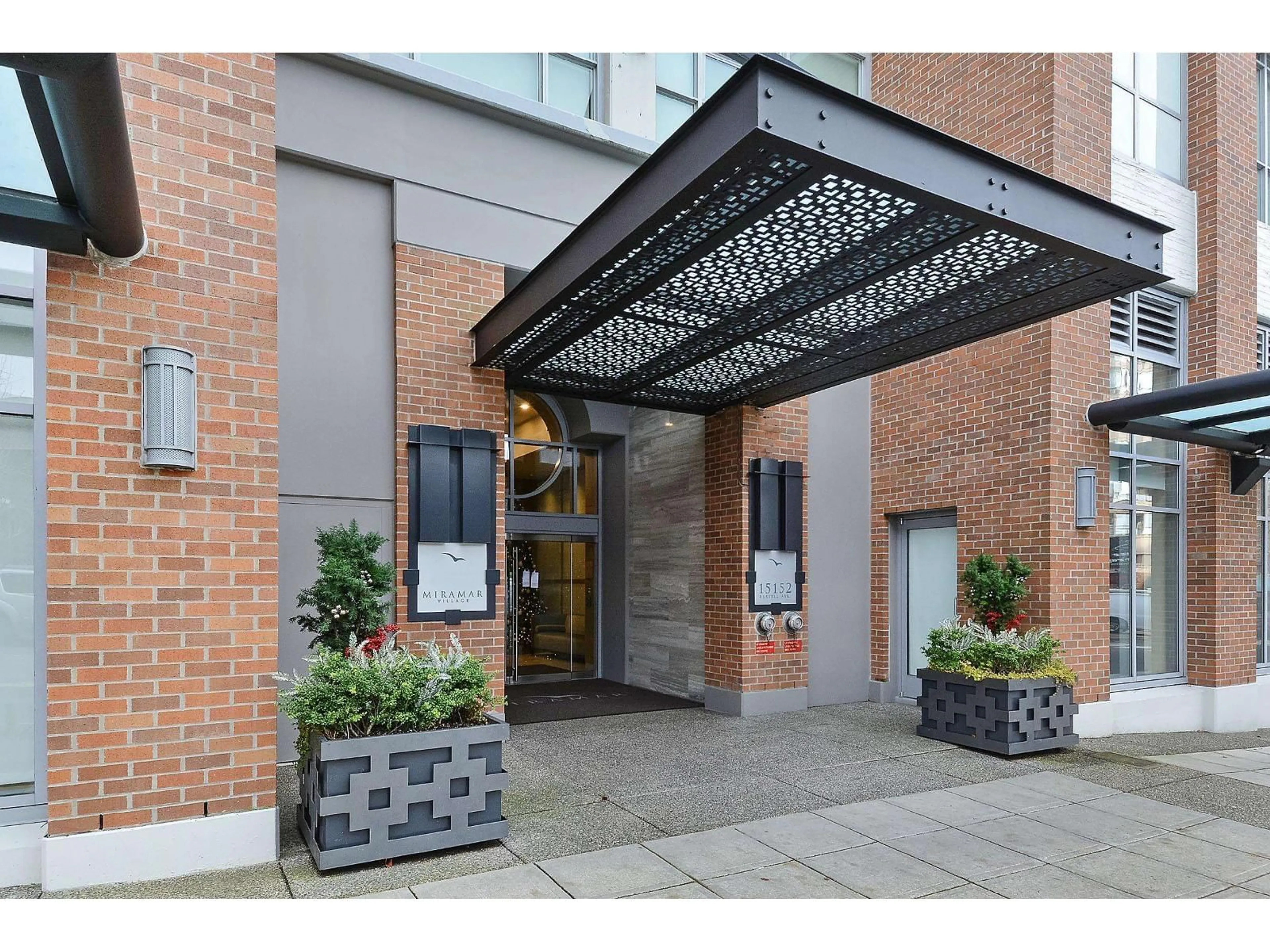 Indoor foyer for 1207 - 15152 RUSSELL, White Rock British Columbia V4B0A3